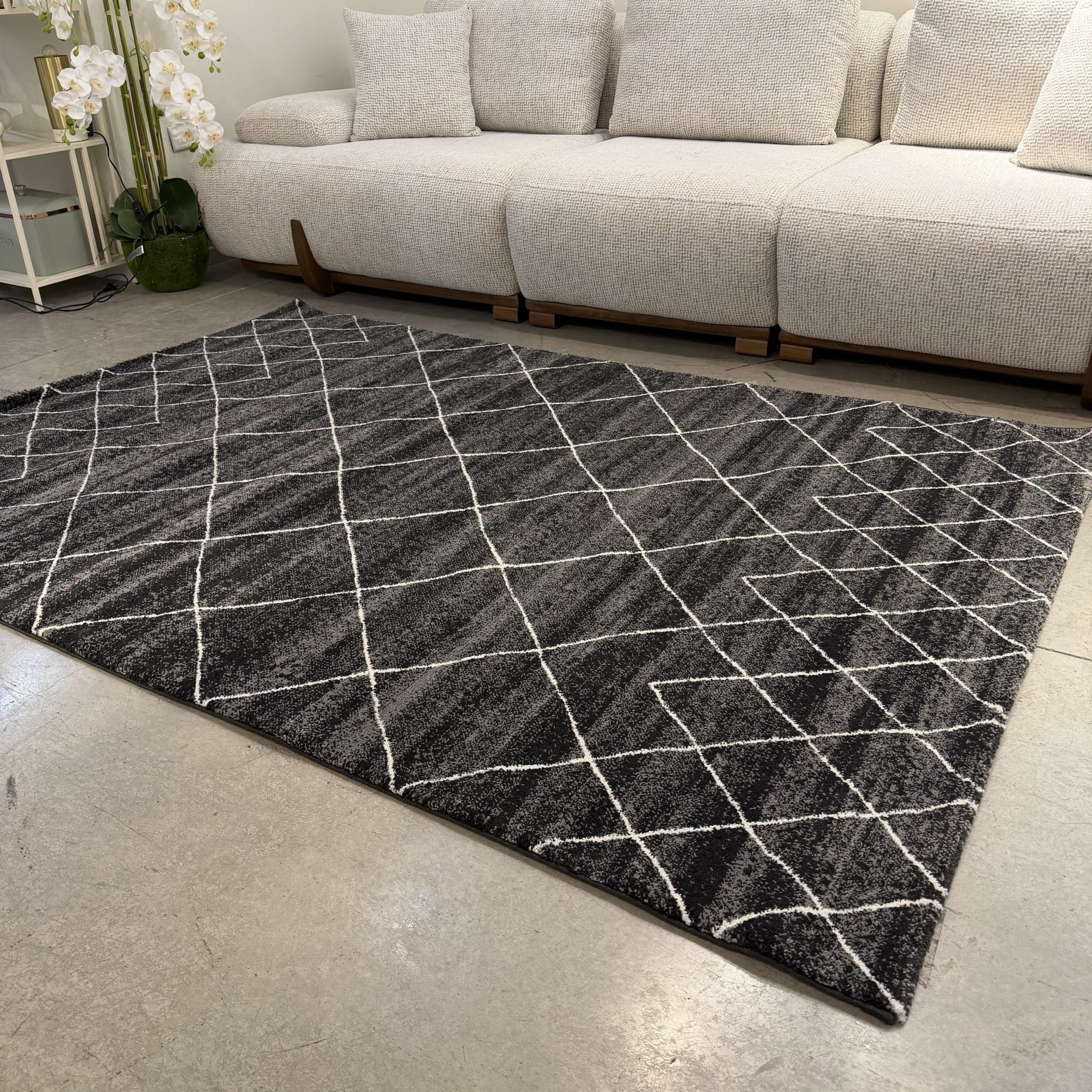 שטיח מעוצב דגם מעויינים בגוון שחור ושמנת 160/230 - חיסול!