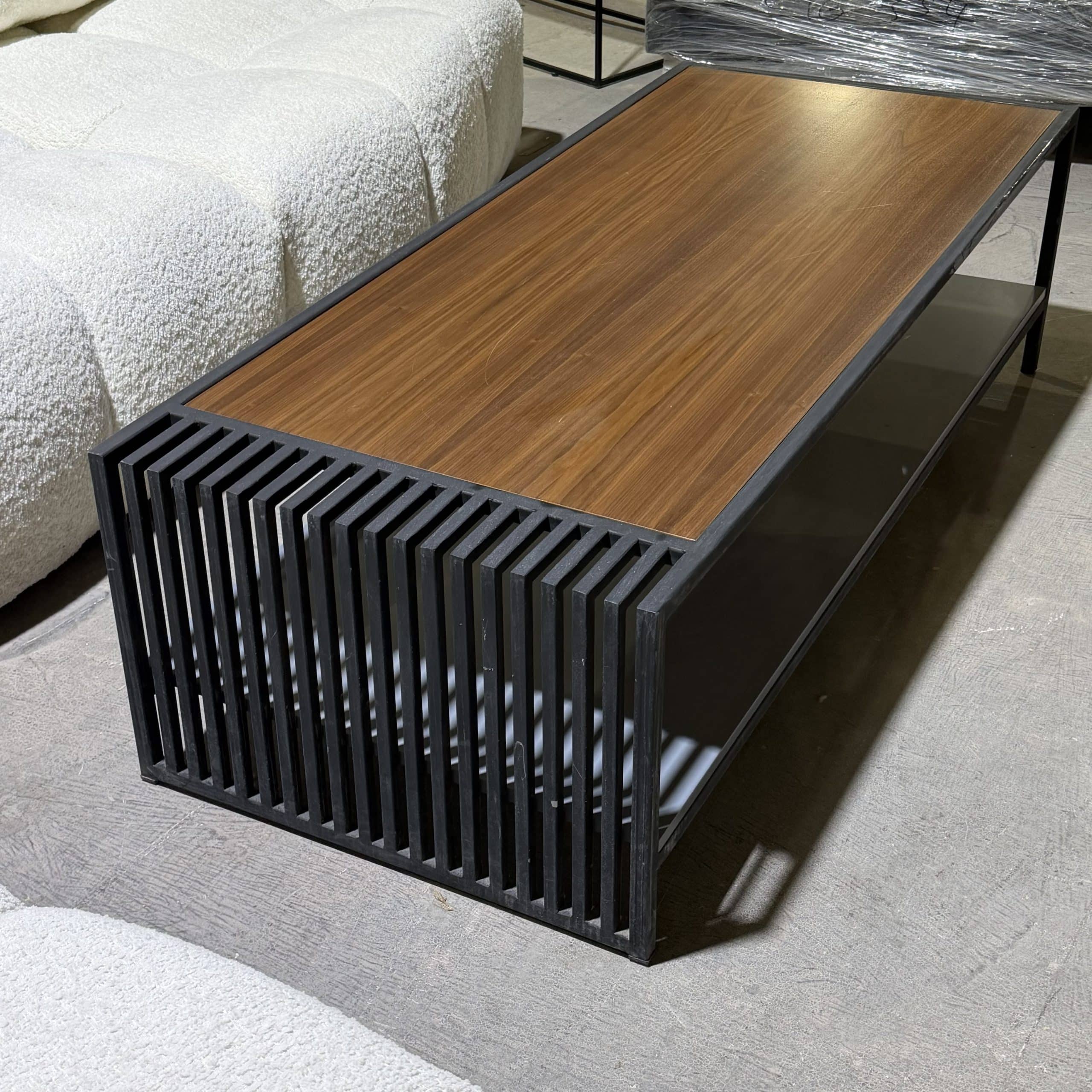 שולחן סלון מעוצב מלבני טופ אגוז מגש אפור בשילוב פסי מתכת - חיסול עודפים!!