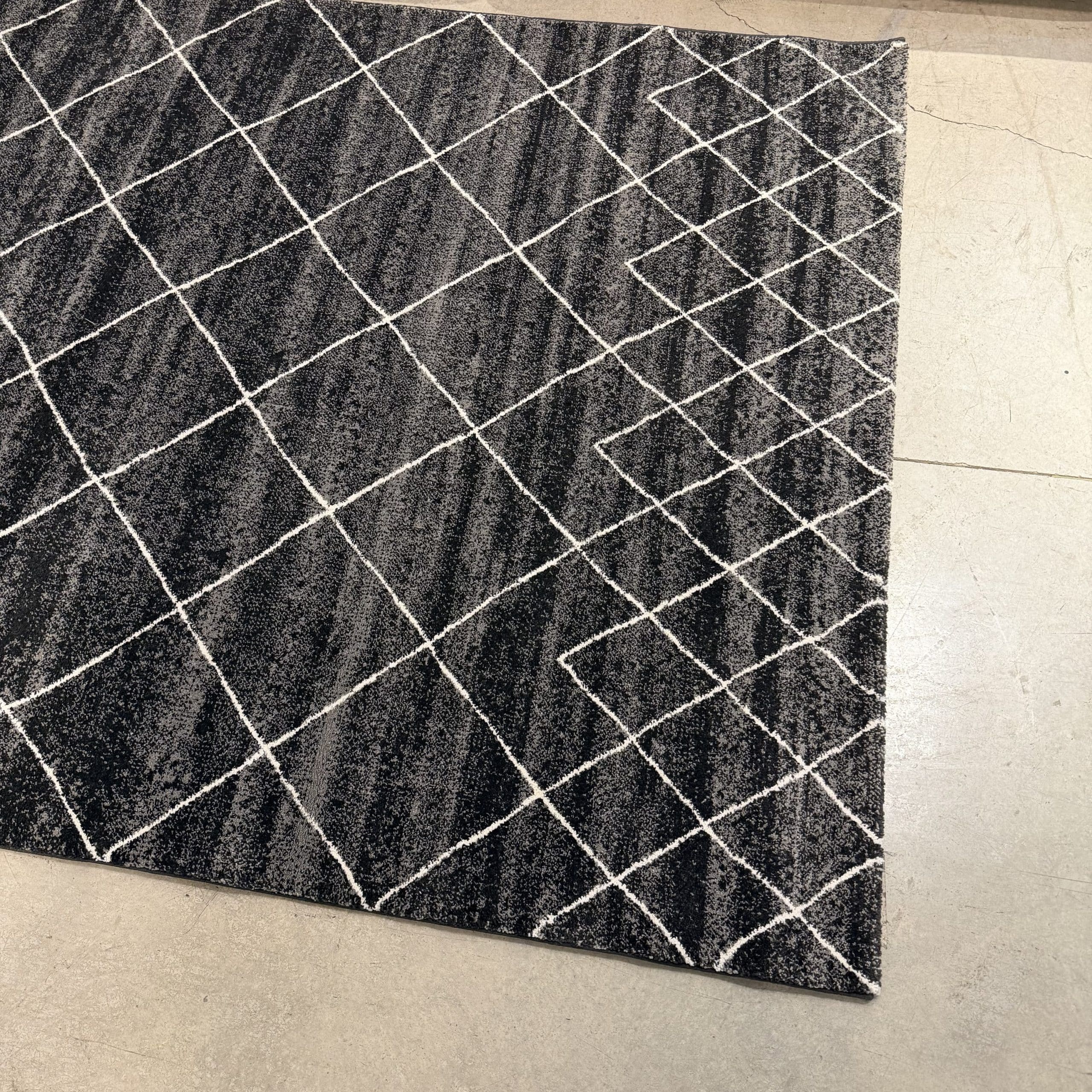 שטיח מעוצב דגם מעויינים בגוון שחור ושמנת 160/230 - חיסול!