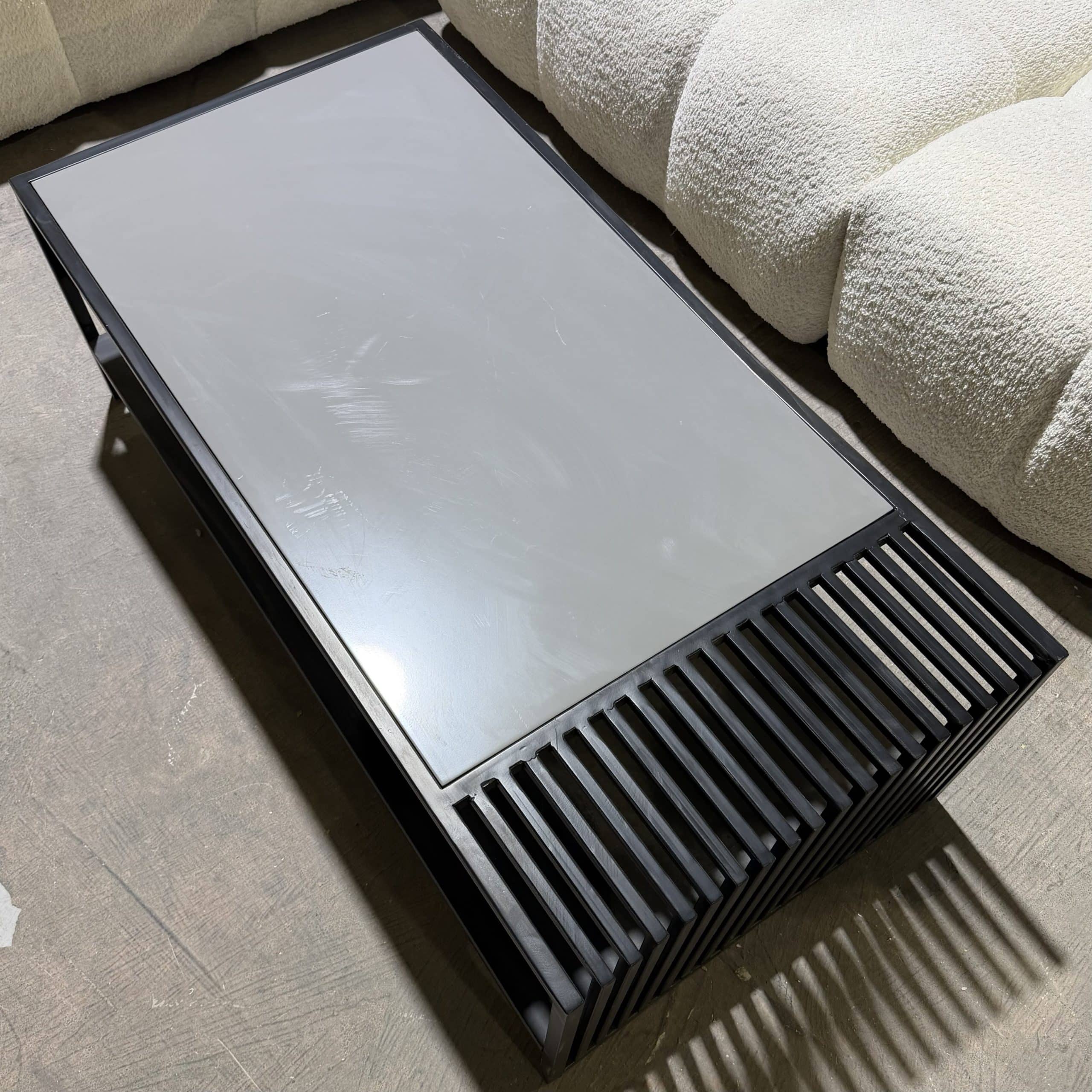 שולחן סלון מלבני טופ אפור מגש אפור בשילוב פסי מתכת - חיסול עודפים!!