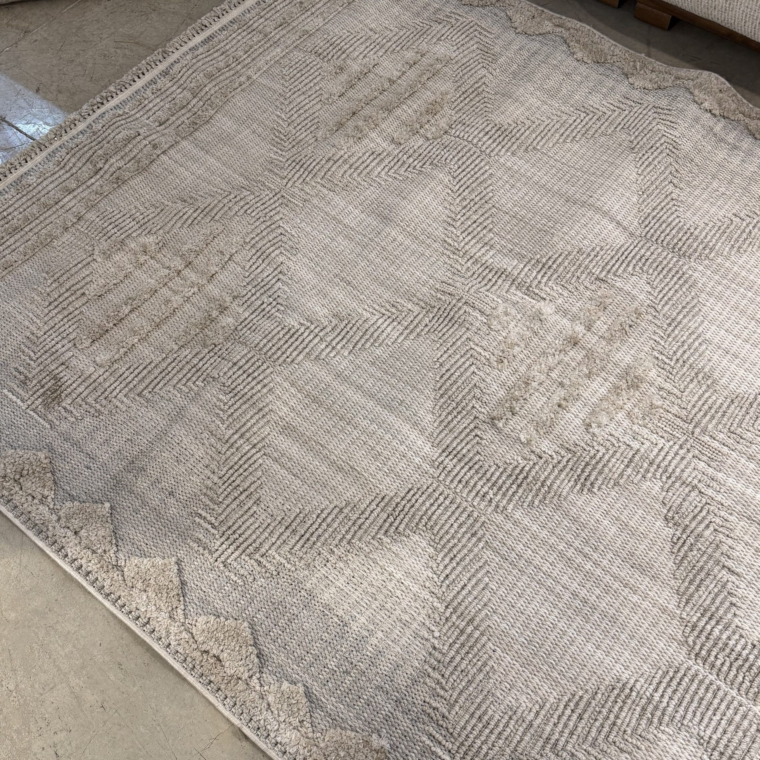 שטיח מעוצב בגוון בז מעורב גינס דגם פריס 160/230