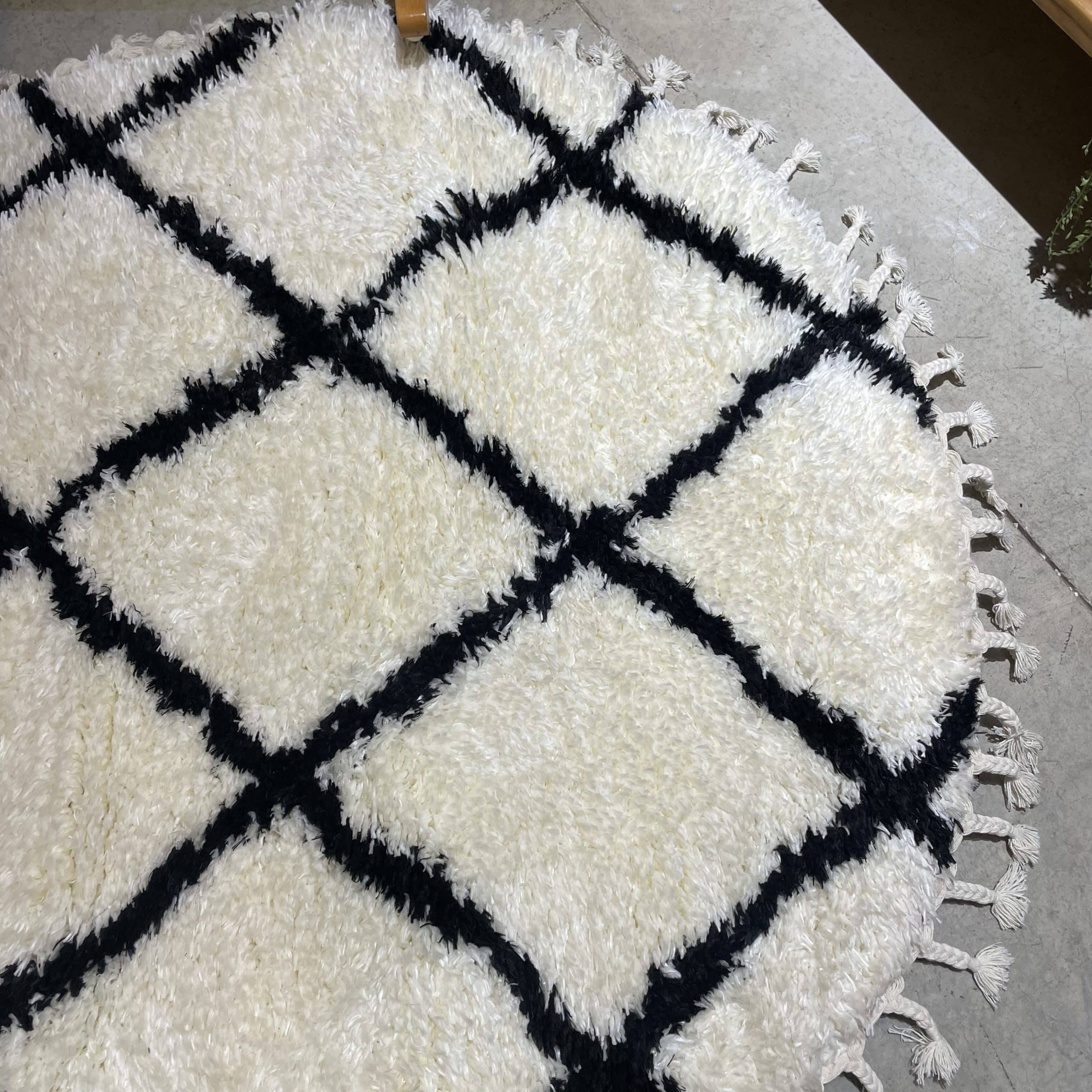 שטיח עגול מעוצב שמנת רשת שחורה קוטר 120 דגם מלי - חיסול! שטיח עגול מעוצב שמנת רשת שחורה קוטר 120 דגם מלי - חיסול!