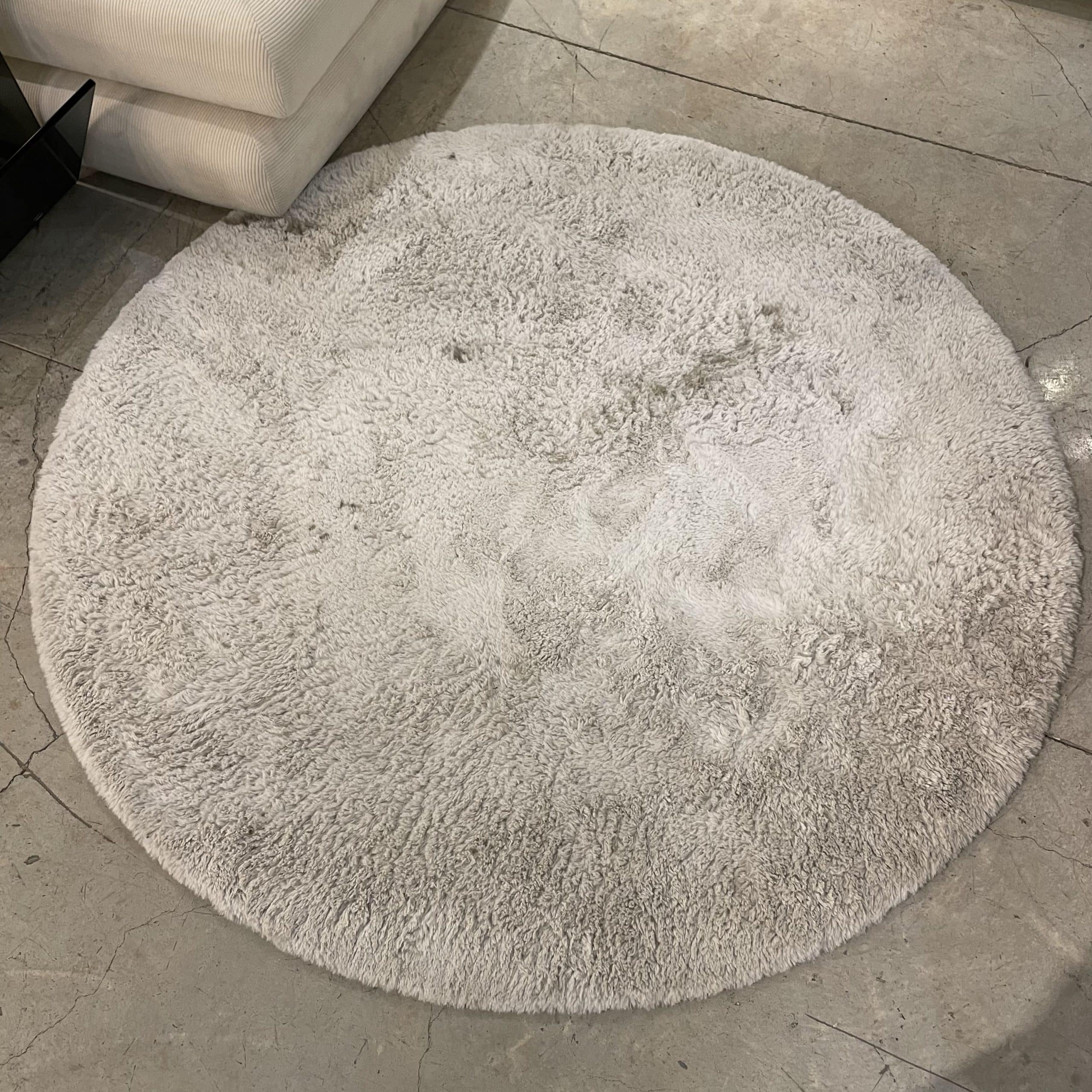 שטיח מעוצב פרוותי בגוון אבן קוטר 160 דגם ראביט חיסול מתצוגה !