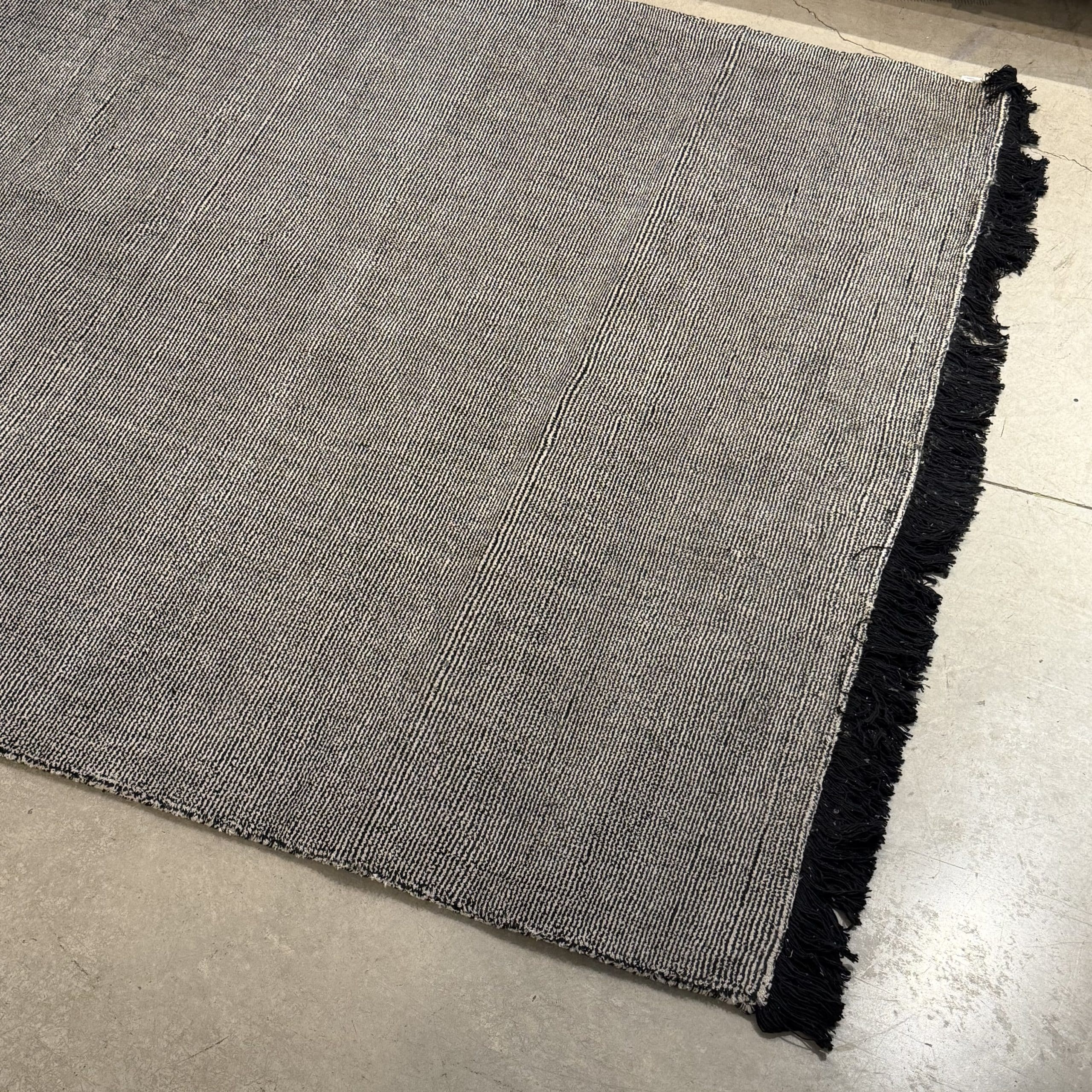 שטיח מעוצב שחור לבן ווש 160/230 דגם טיידה שטיח מעוצב שחור לבן ווש 160/230 דגם טיידה