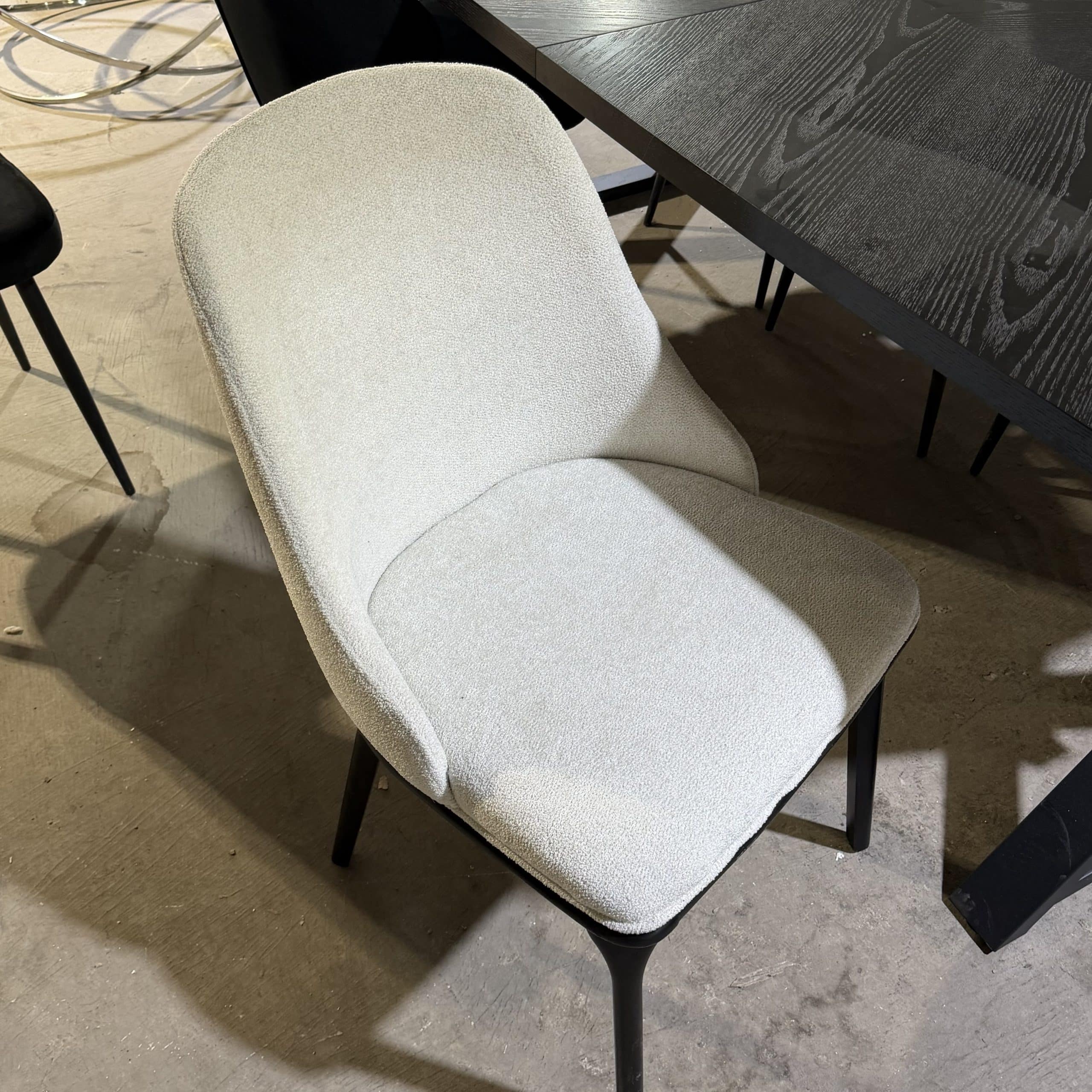 כיסא מעוצב דגם אסיה בד שמנת רגל שחורה - חיסול עודפים!! כיסא מעוצב דגם אסיה בד שמנת רגל שחורה - חיסול עודפים!!