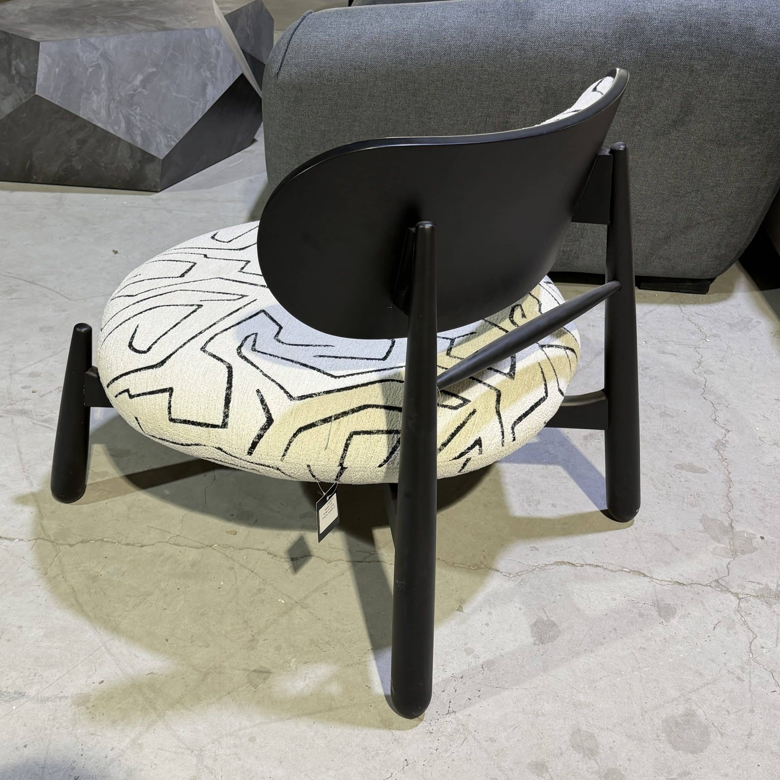 כורסא מעוצבת דגם סטון בד לבן מעורב שחור גוף עץ שחור - חיסול עודפים!!