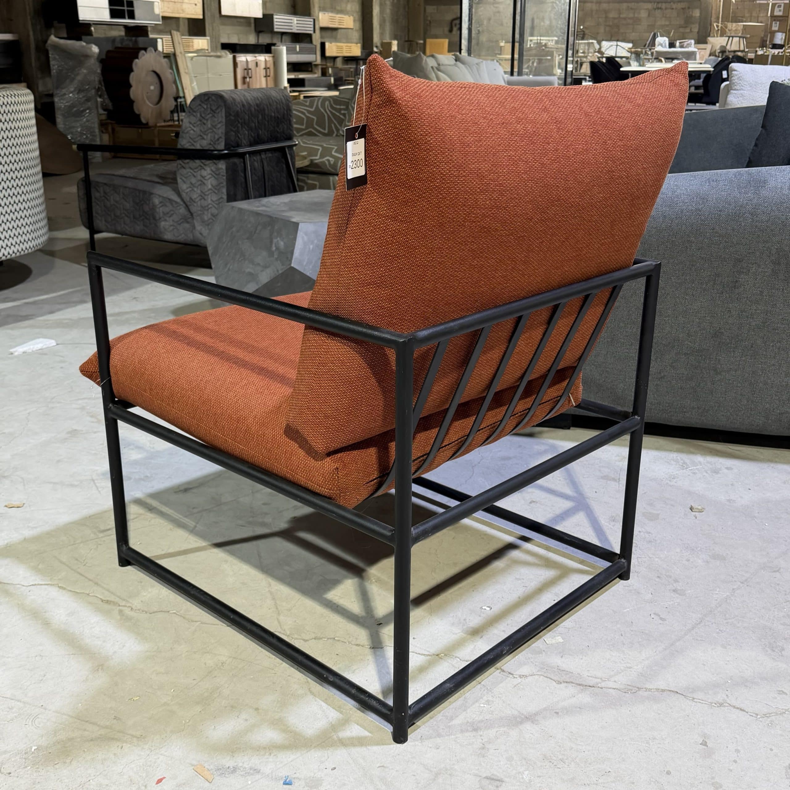 כורסא מעוצבת דגם אנגוס בד כתום / חמרה רגל מתכת שחורה - עודפים!!