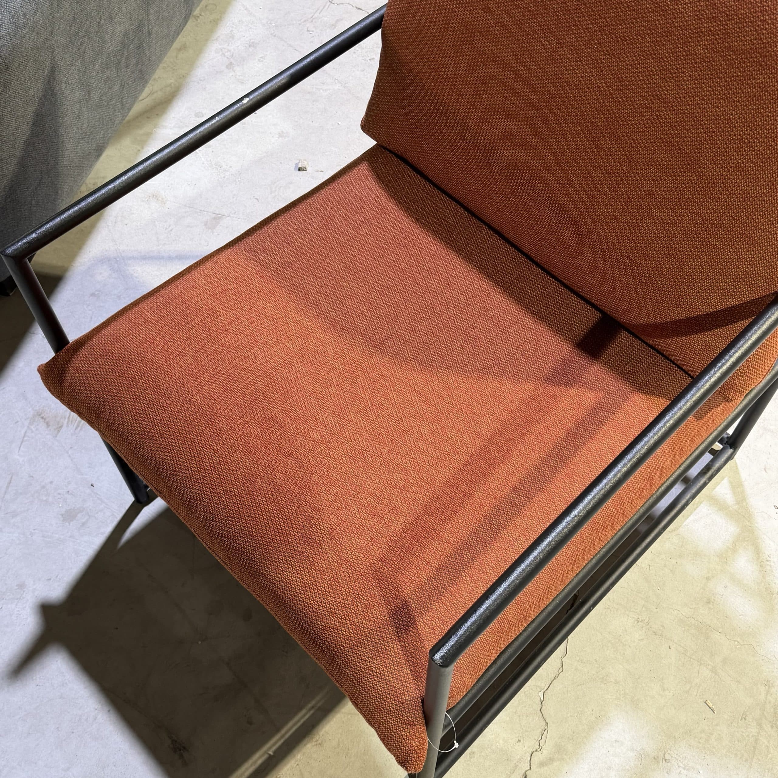 כורסא מעוצבת דגם אנגוס בד כתום / חמרה רגל מתכת שחורה - עודפים!!