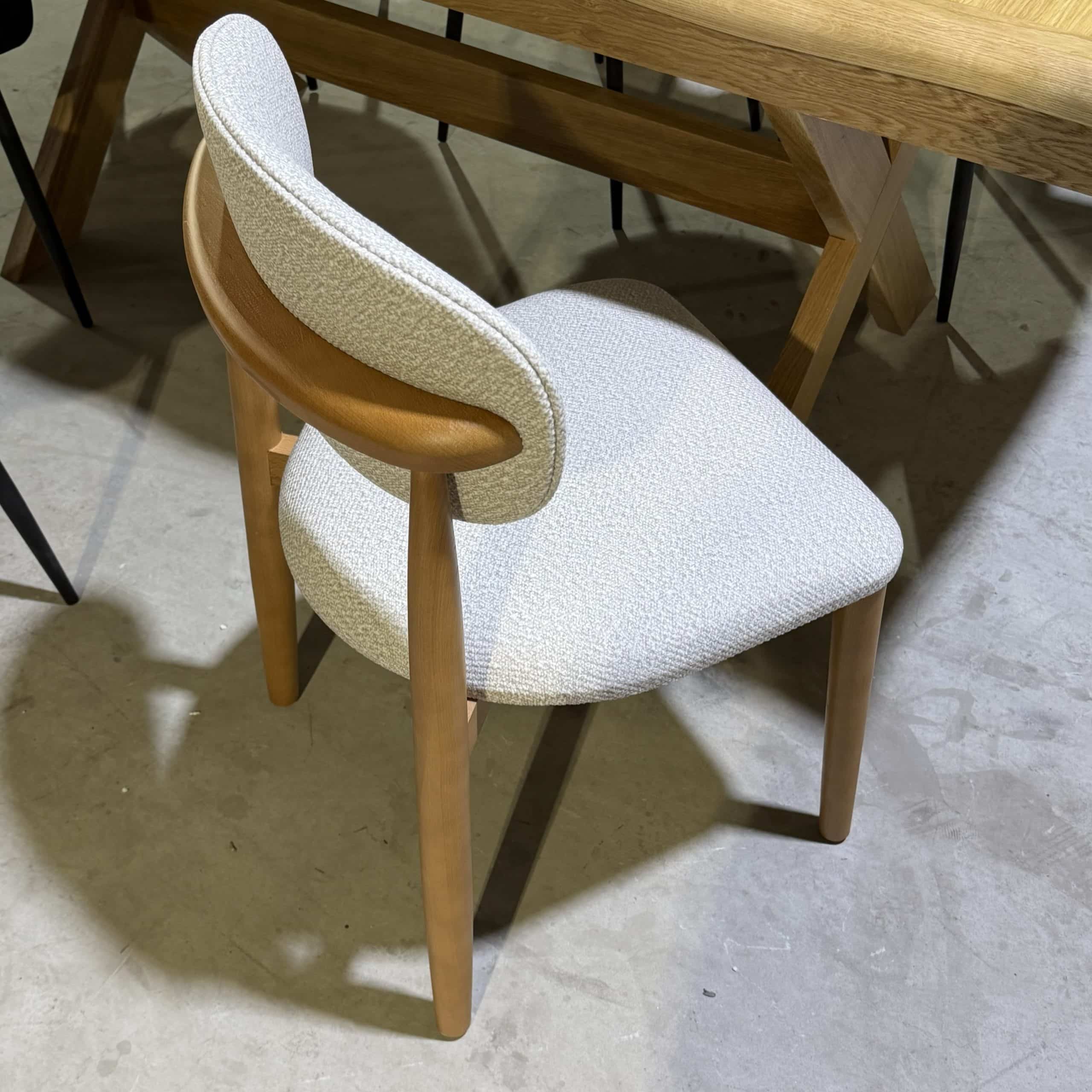 כיסא יוקרתי דגם קאלי בד אבן | שמנת רגל גוון אלון טבעי - חיסול עודפים!