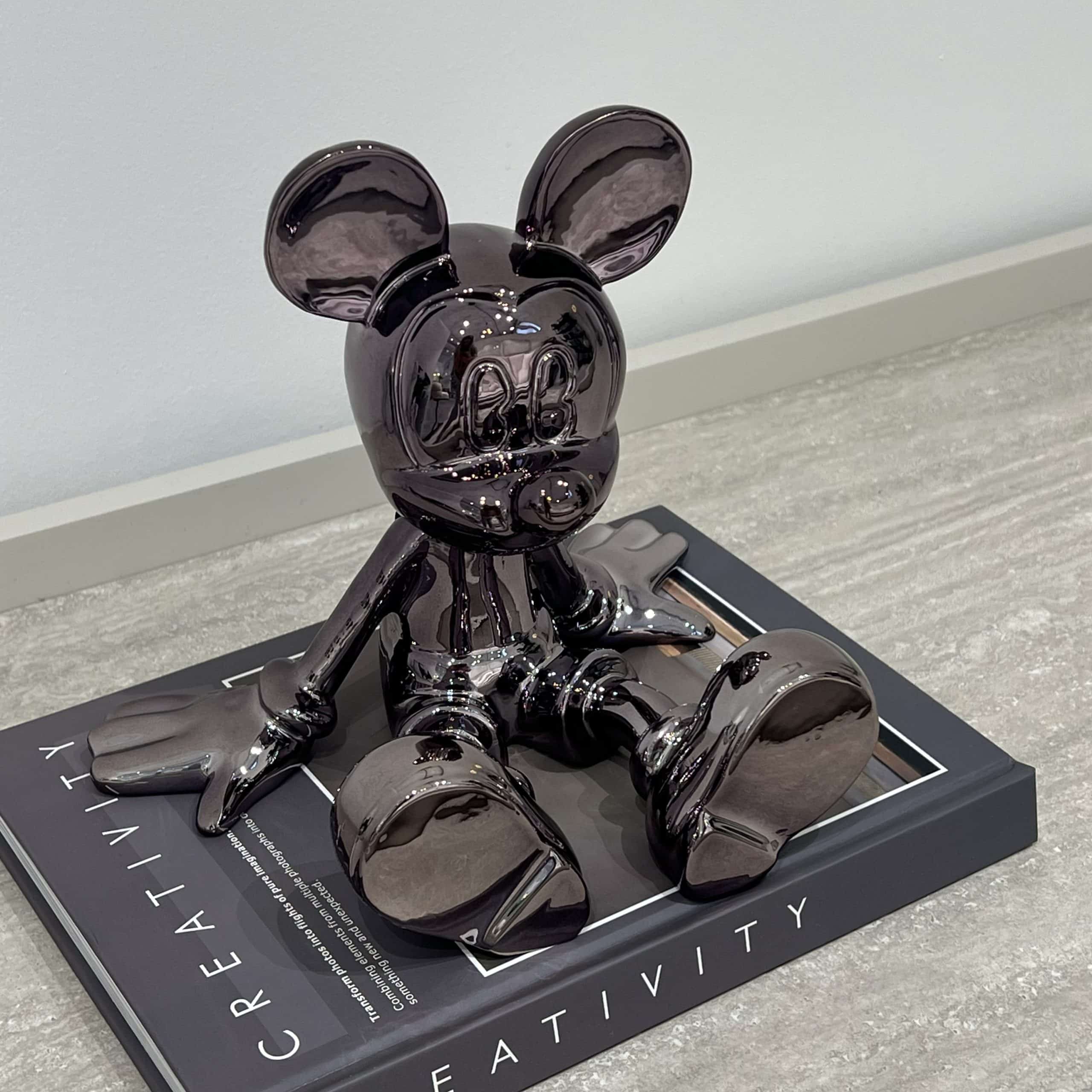 פסל מיקי מאוס יושב מטאלי כסף 20 ס״מ דגם סופיה