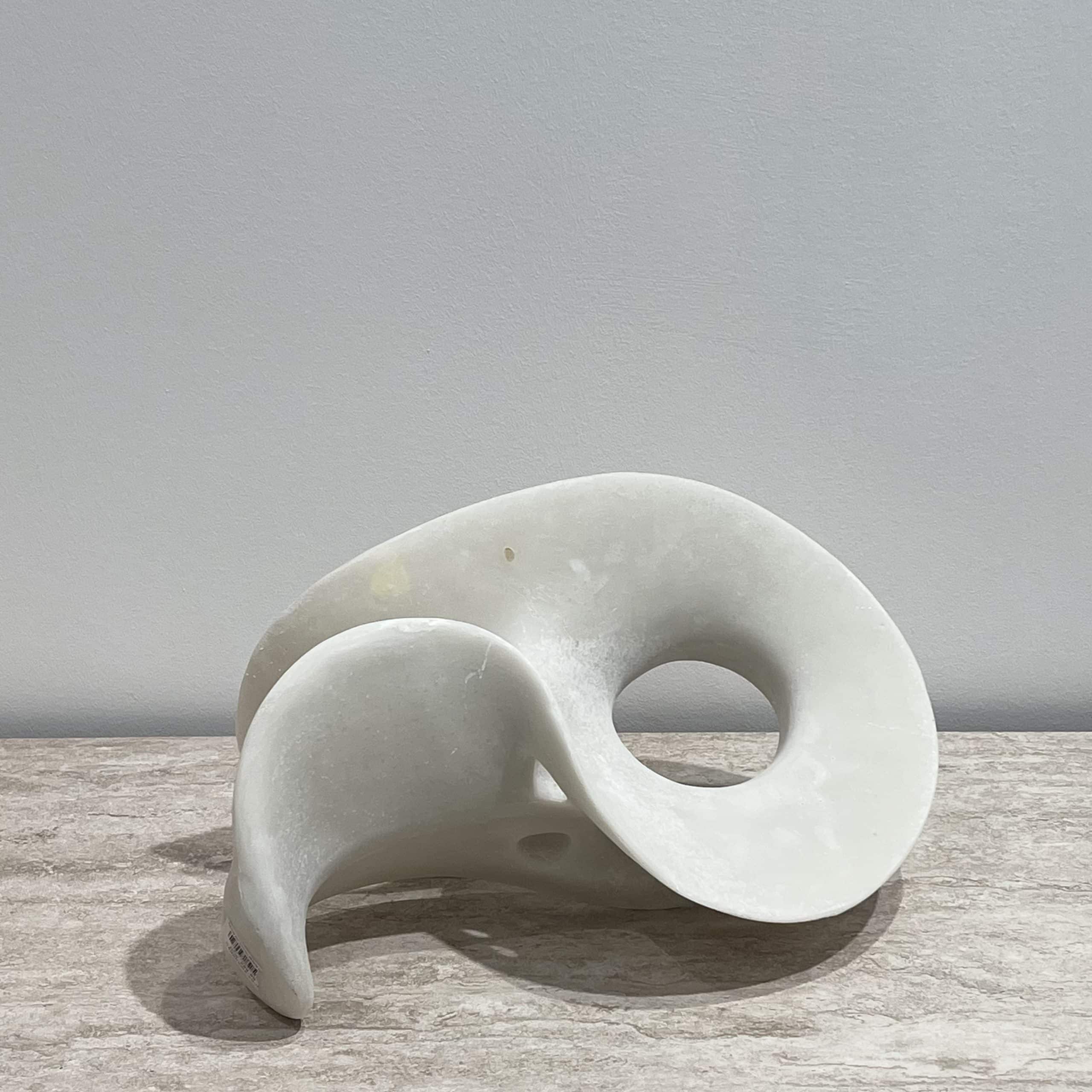 פסל דקורטיבי רומרו אבן דגם סופיה פסל דקורטיבי רומרו אבן דגם סופיה