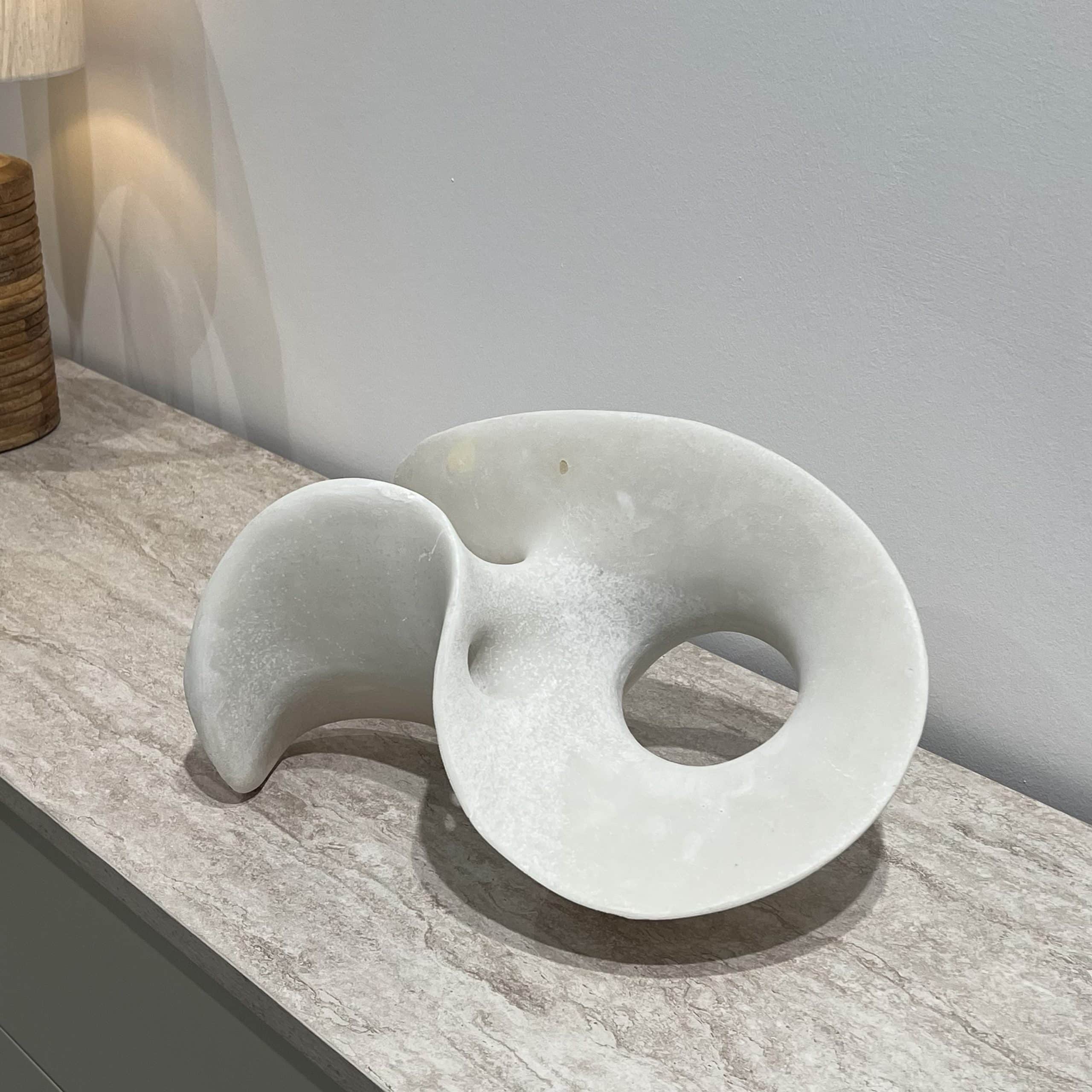 פסל דקורטיבי רומרו אבן דגם סופיה פסל דקורטיבי רומרו אבן דגם סופיה