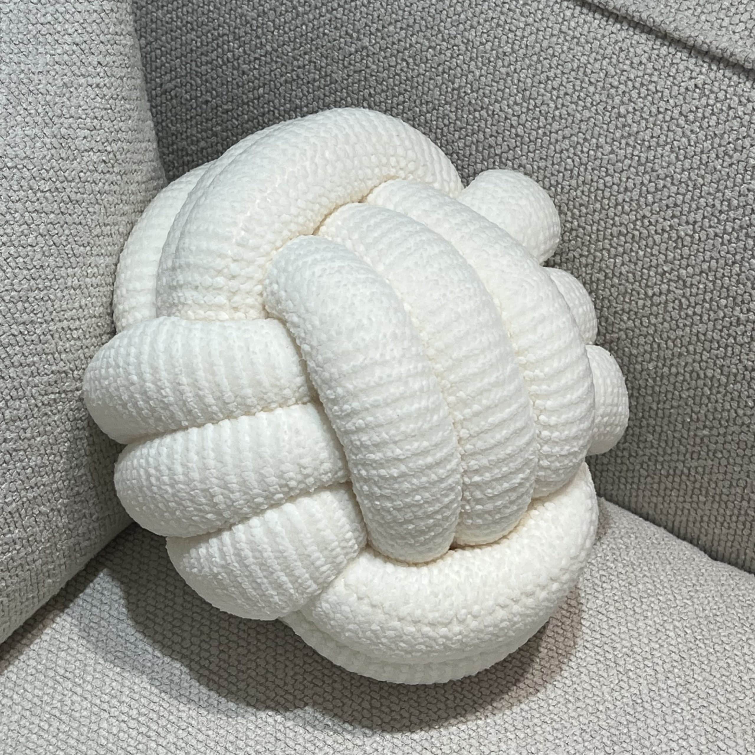 כרית מעוצבת כדור קלוע אריג שמנת 27 ס״מ דגם סופיה