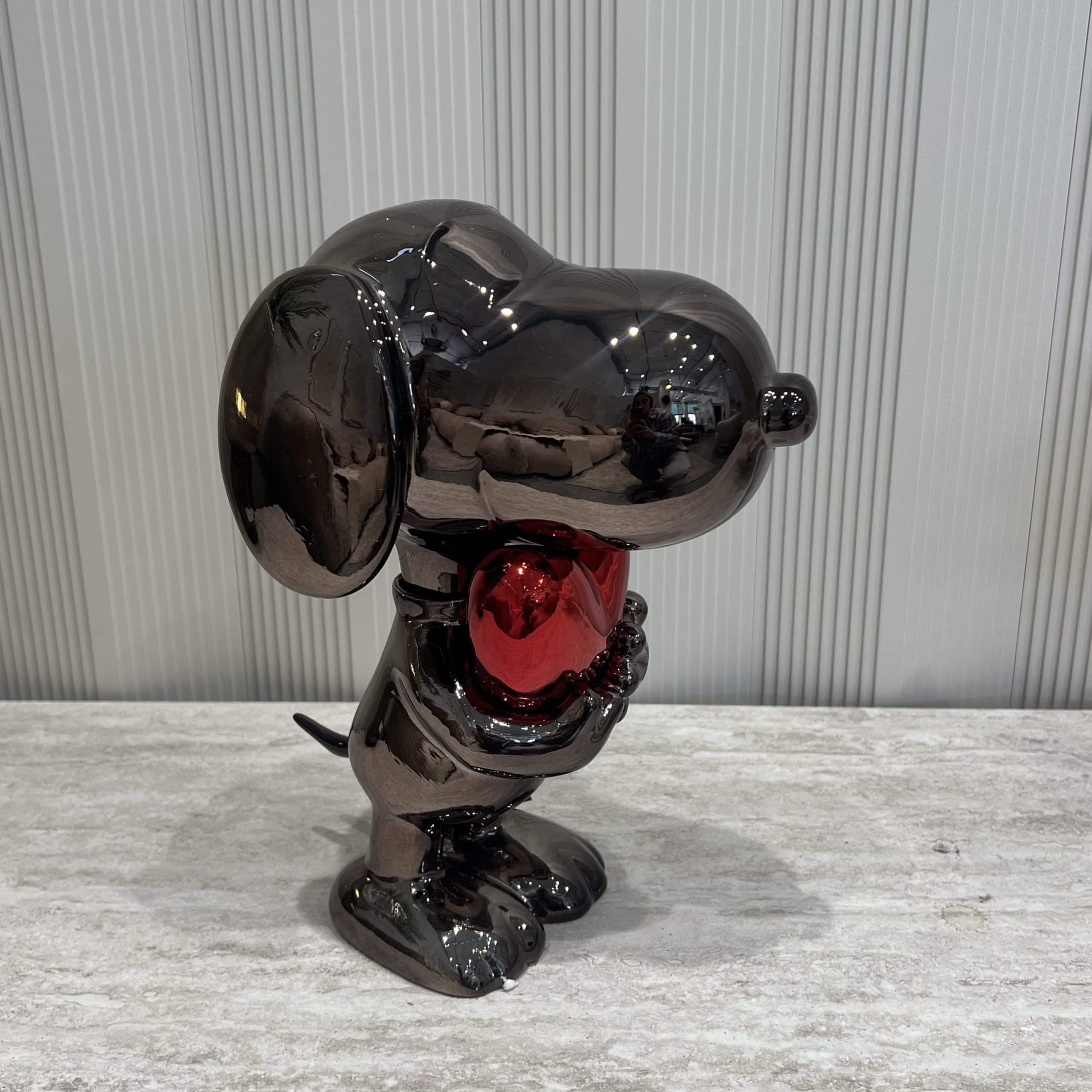 פסל יוקרתי סנופי שחור מטאלי לב אדום 27 ס״מ דגם סופיה