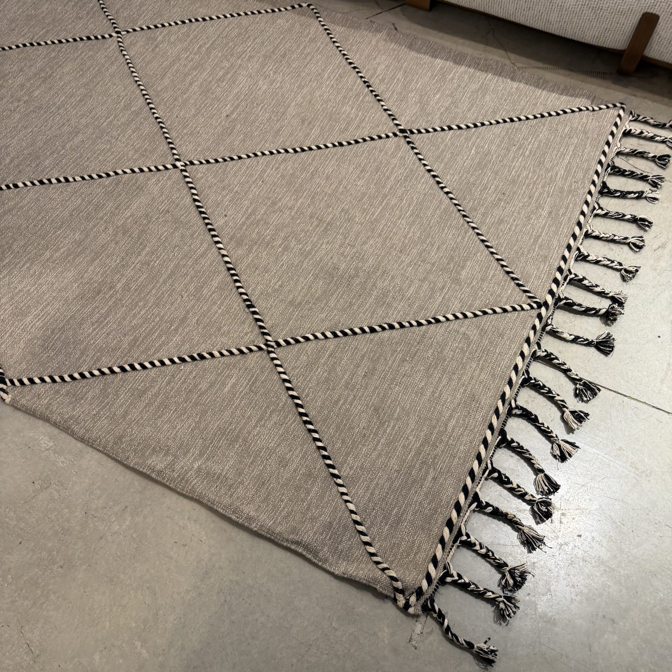 שטיח מעוצב גוון אפור 160/230 דגם בלי - חיסול! שטיח מעוצב גוון אפור 160/230 דגם בלי - חיסול!