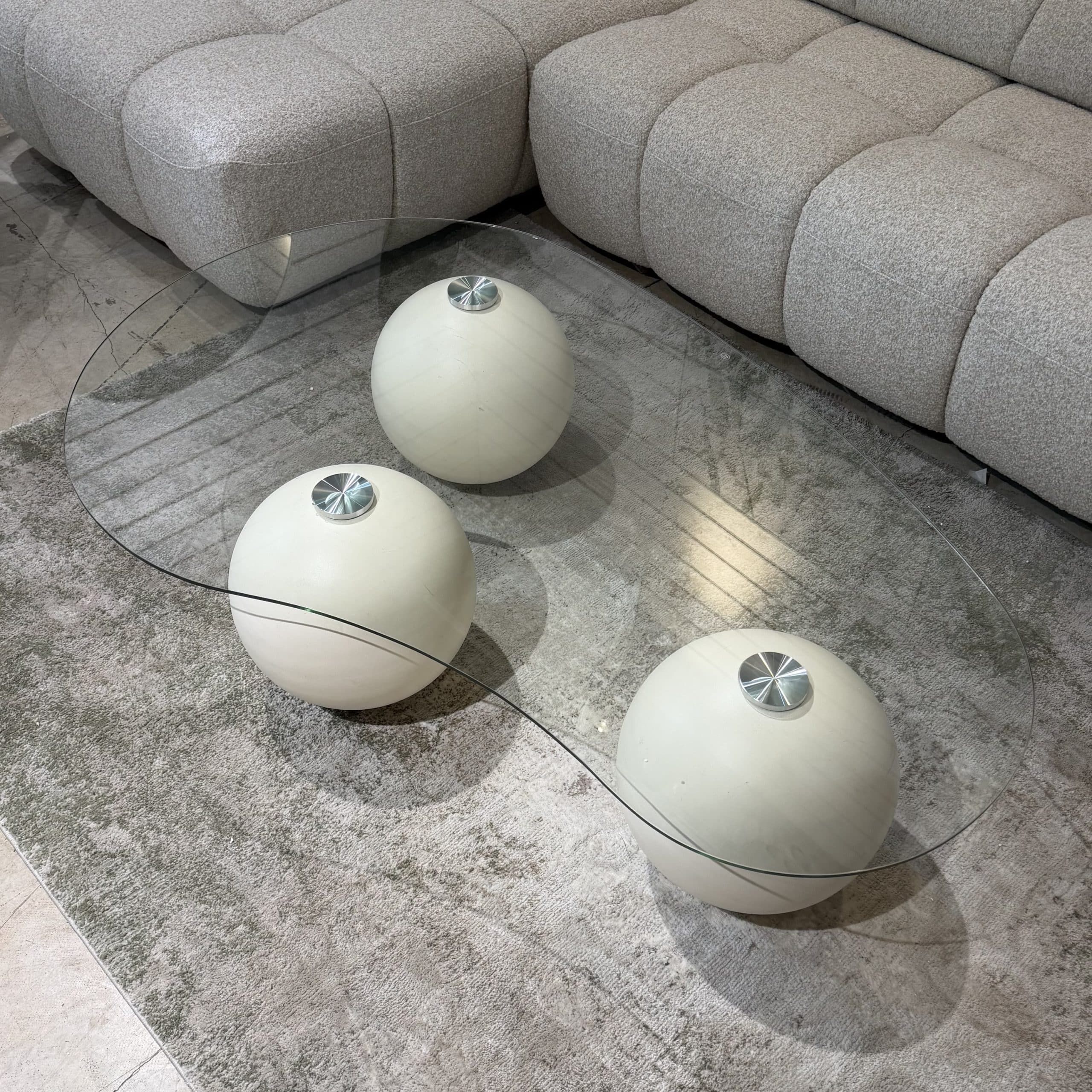 שולחן סלון מעוצב אמורפי זכוכית כדורים שמנת דגם סופיטל | הזמנה עתידית 90 ימי עסקים