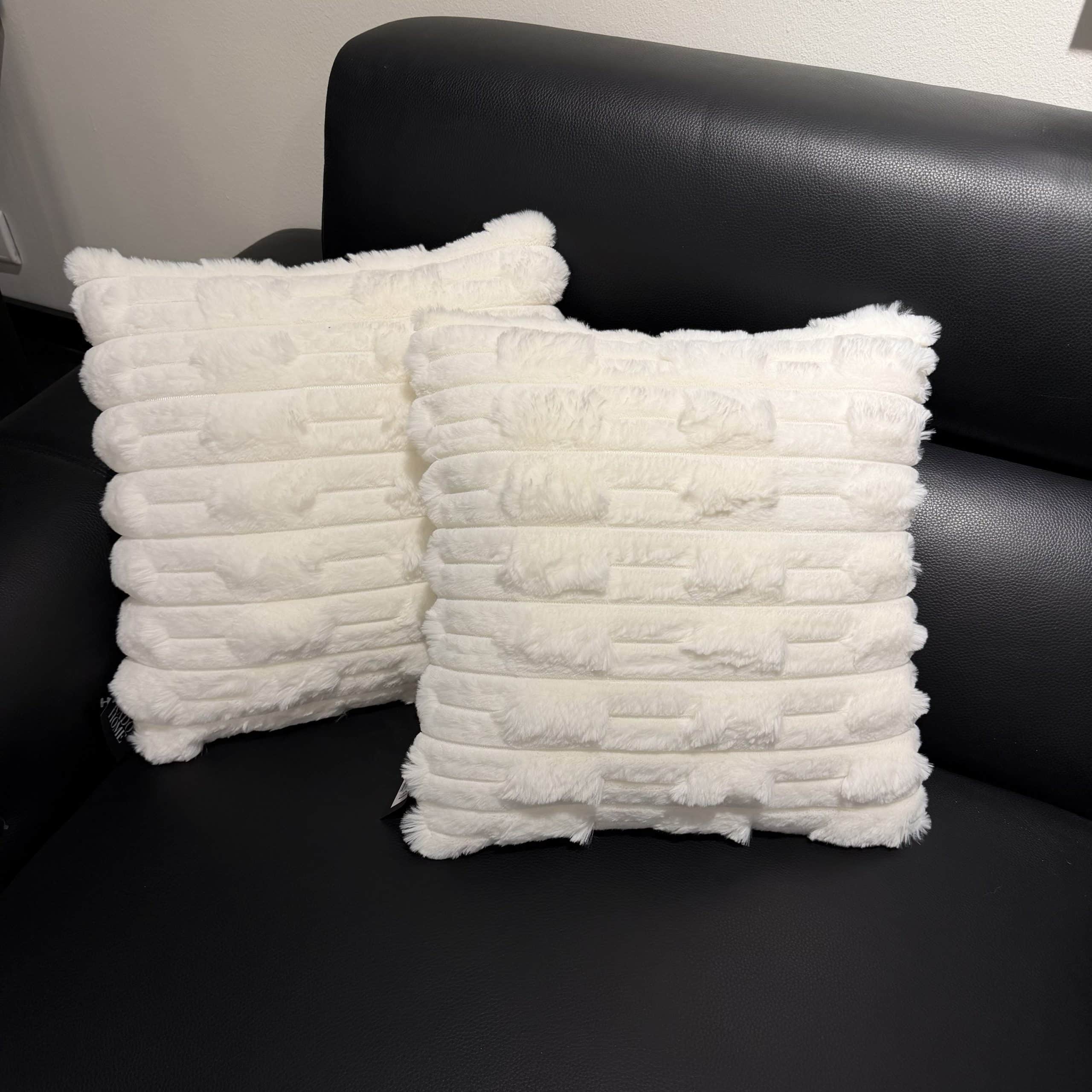 כרית פרווה סטריפס לבן מרובעת 42/42 ס״מ דגם סופיה