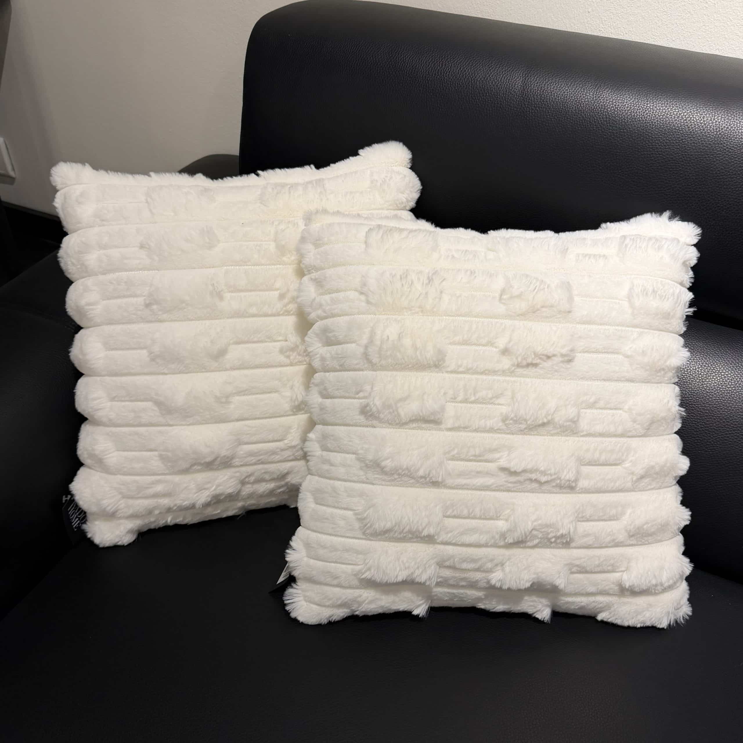 כרית פרווה סטריפס לבן מרובעת 42/42 ס״מ דגם סופיה