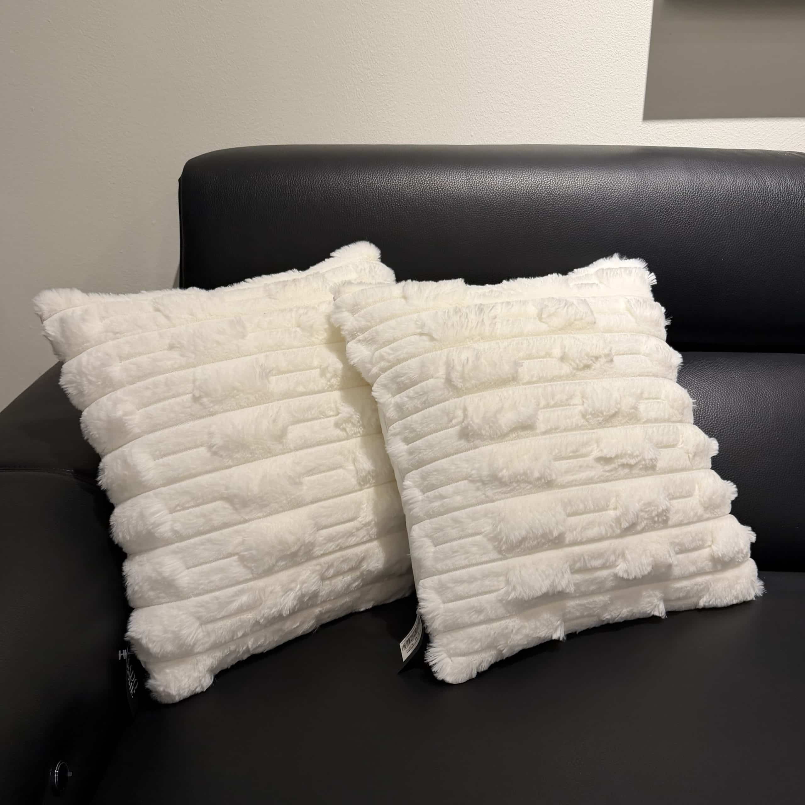 כרית פרווה סטריפס לבן מרובעת 42/42 ס״מ דגם סופיה