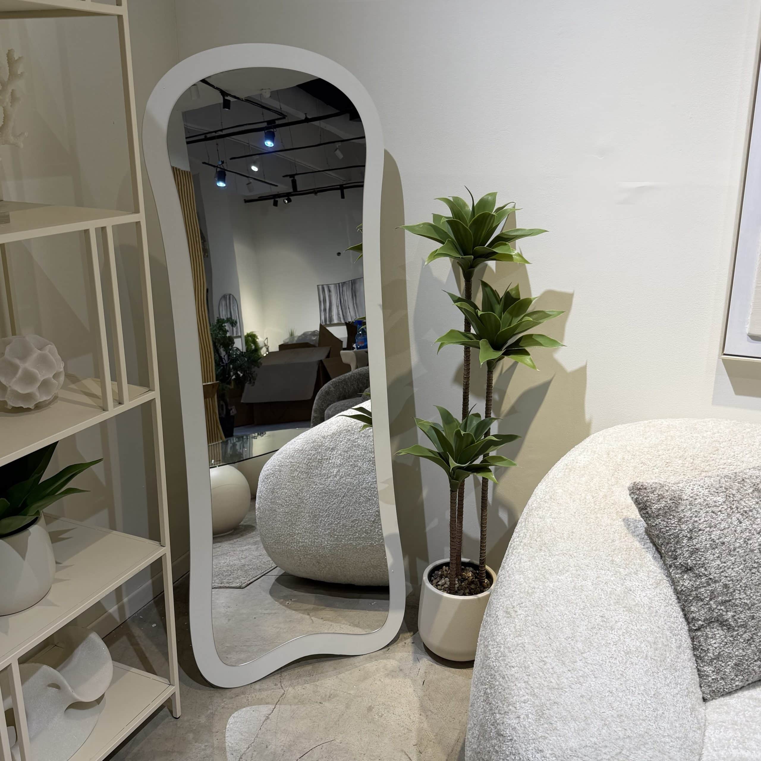 מראה מעוצבת ראש עגול על רגל מסגרת לבנה 60/160 דגם סופיה מראה מעוצבת ראש עגול על רגל מסגרת לבנה 60/160 דגם סופיה