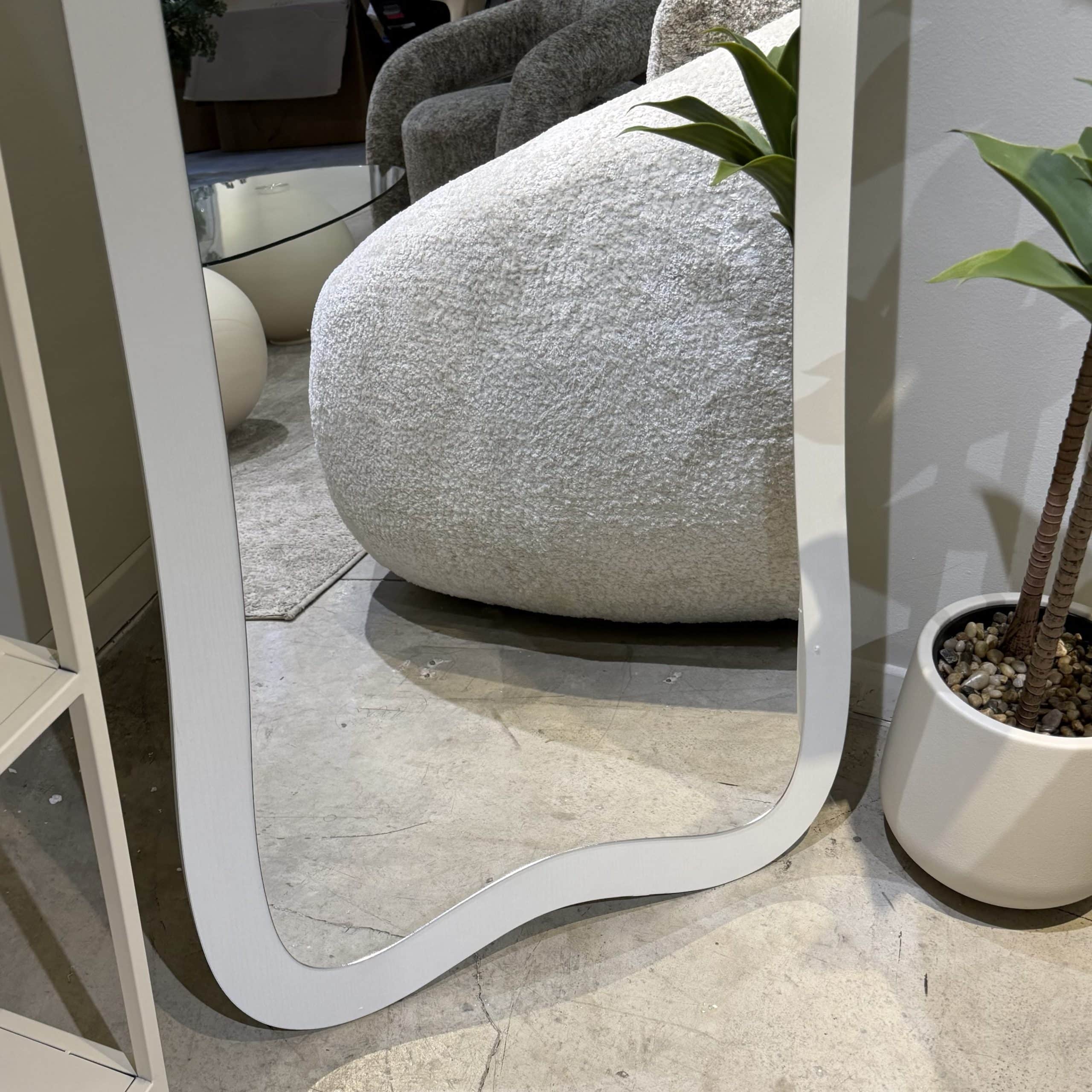 מראה מעוצבת ראש עגול על רגל מסגרת לבנה 60/160 דגם סופיה מראה מעוצבת ראש עגול על רגל מסגרת לבנה 60/160 דגם סופיה