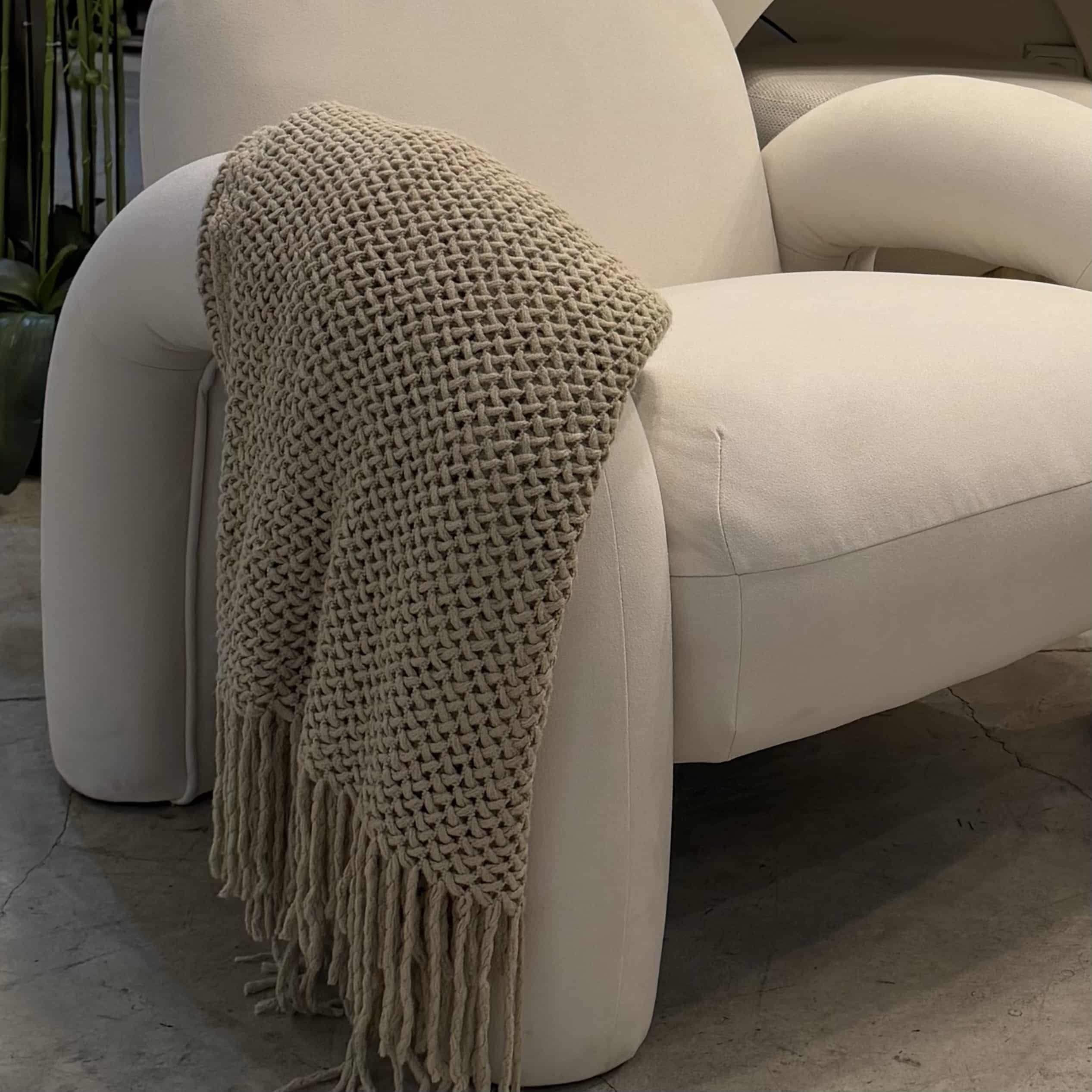 שמיכה כרבולית סריגה בז 130/170 ס״מ דגם סופיה