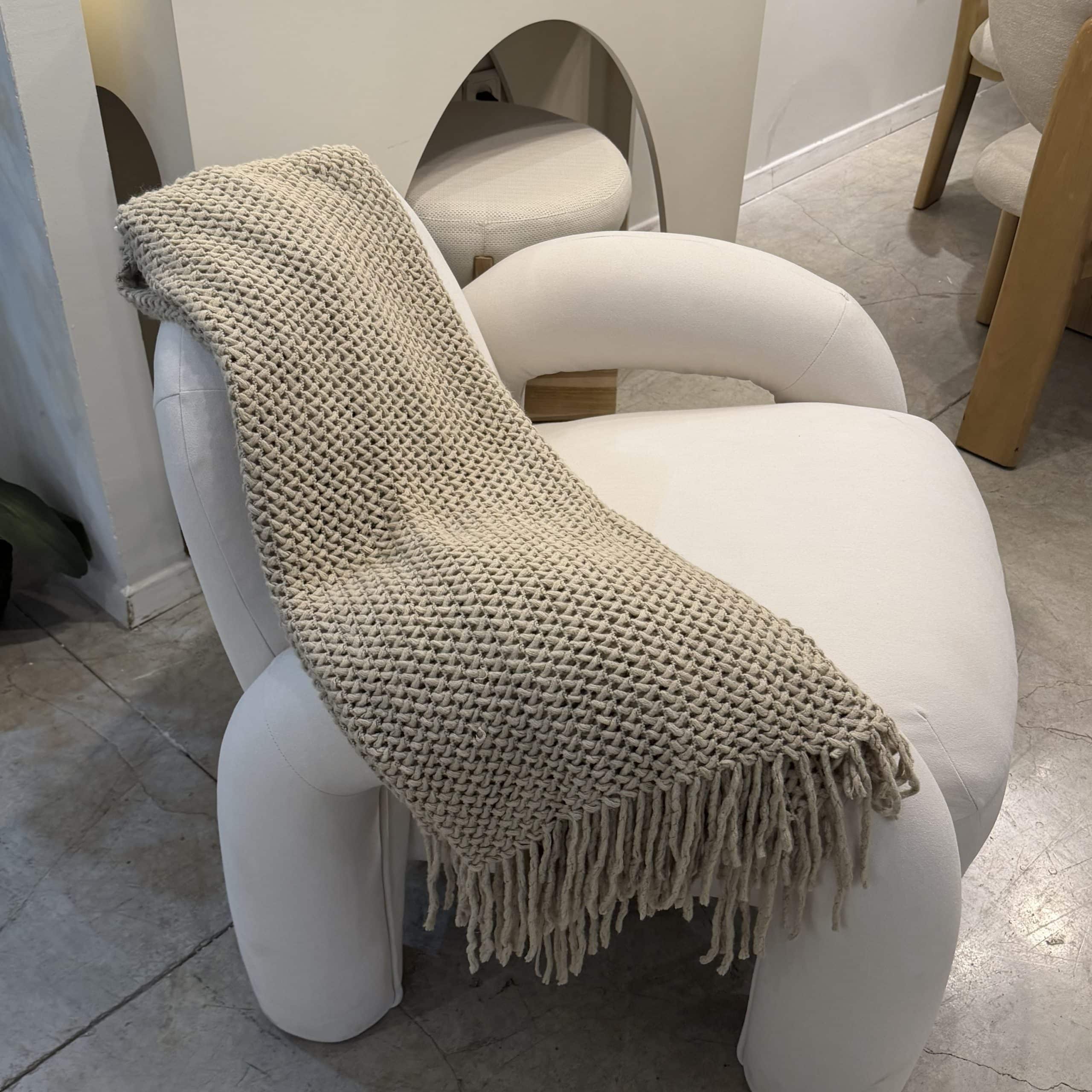 שמיכה כרבולית סריגה בז 130/170 ס״מ דגם סופיה