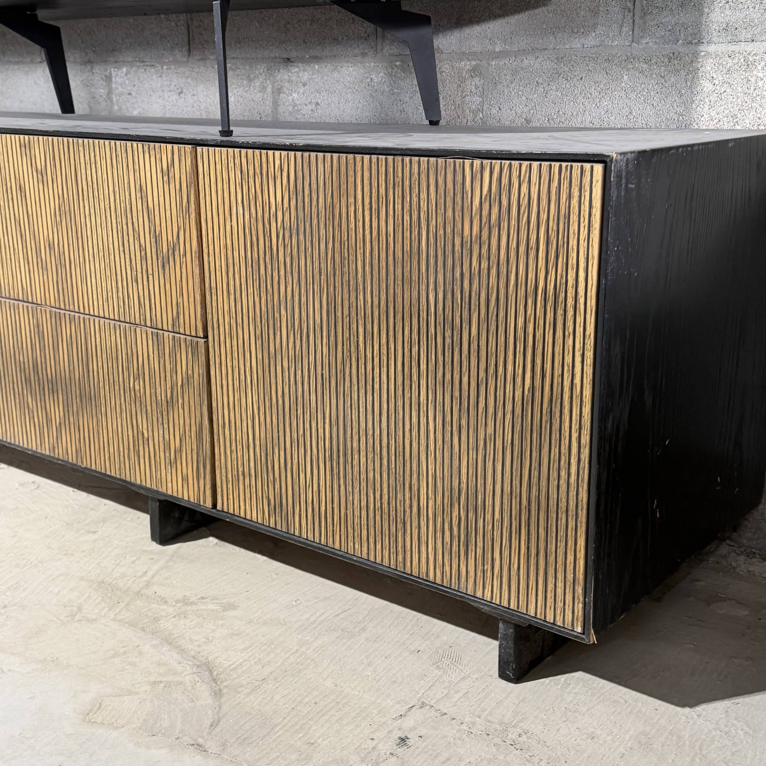 מזנון מעוצב דגם לופט חזיתות פסים אלון מושחר טופ שחור טקסטורה- חיסול עודפים!! מזנון מעוצב דגם לופט חזיתות פסים אלון מושחר טופ שחור טקסטורה- חיסול עודפים!!