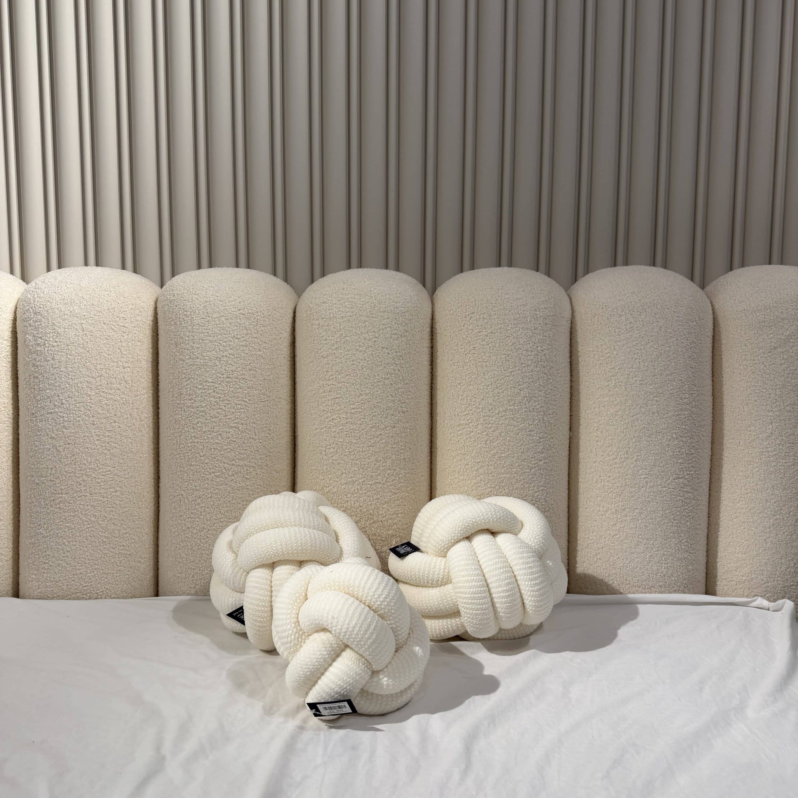 כרית מעוצבת כדור קלוע אריג שמנת גדולה / בינונית דגם סופיה