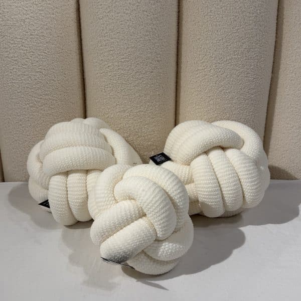 כרית מעוצבת כדור קלוע אריג שמנת גדולה / בינונית דגם סופיה