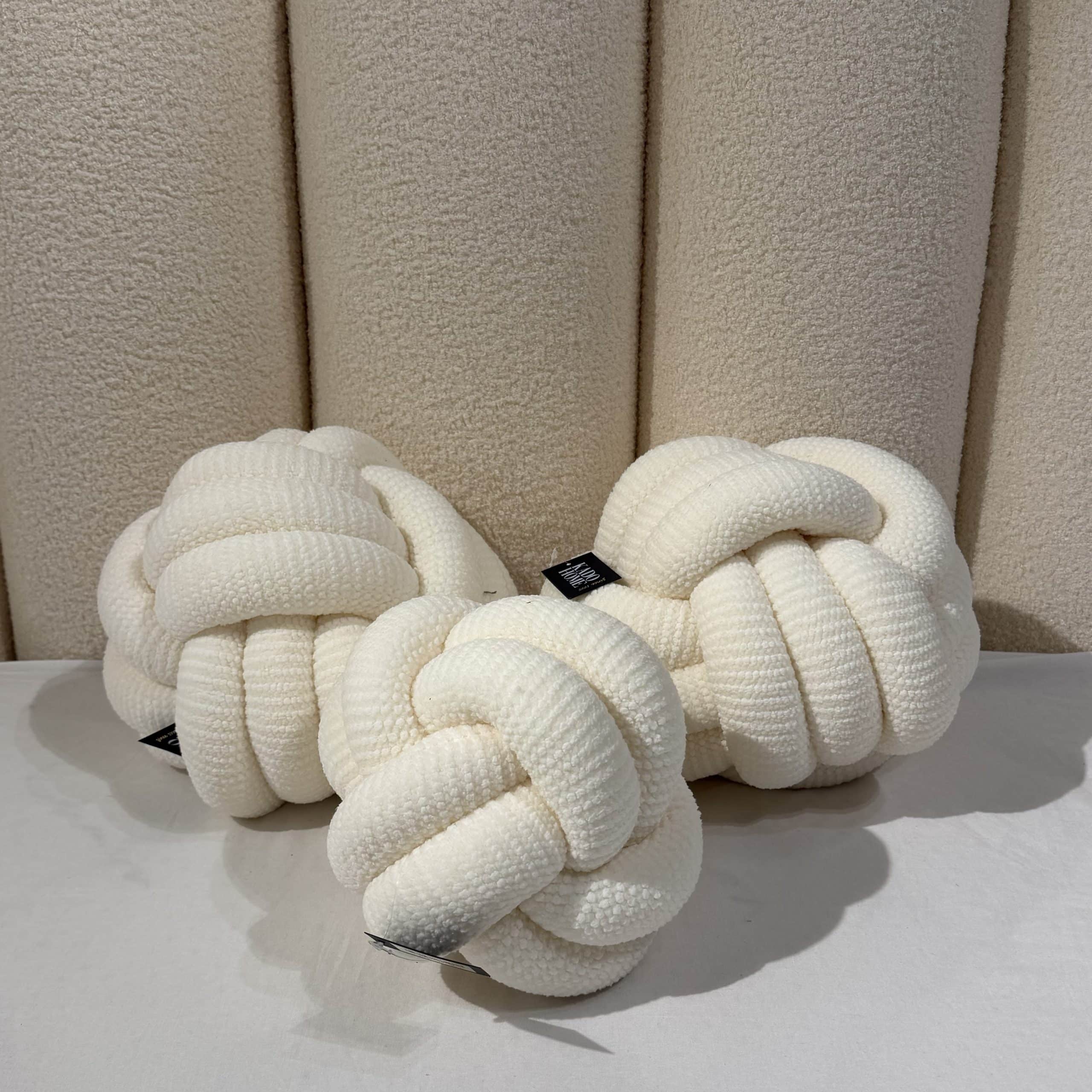 כרית מעוצבת כדור קלוע אריג שמנת גדולה / בינונית דגם סופיה