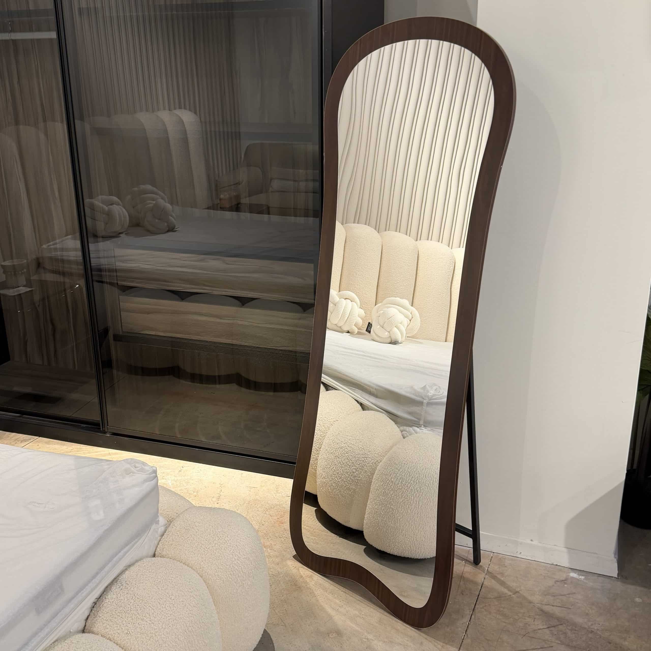 מראה מעוצבת ראש עגול מסגרת גוון אגוז 60/160 ס״מ דגם סופיה מראה מעוצבת ראש עגול מסגרת גוון אגוז 60/160 ס״מ דגם סופיה