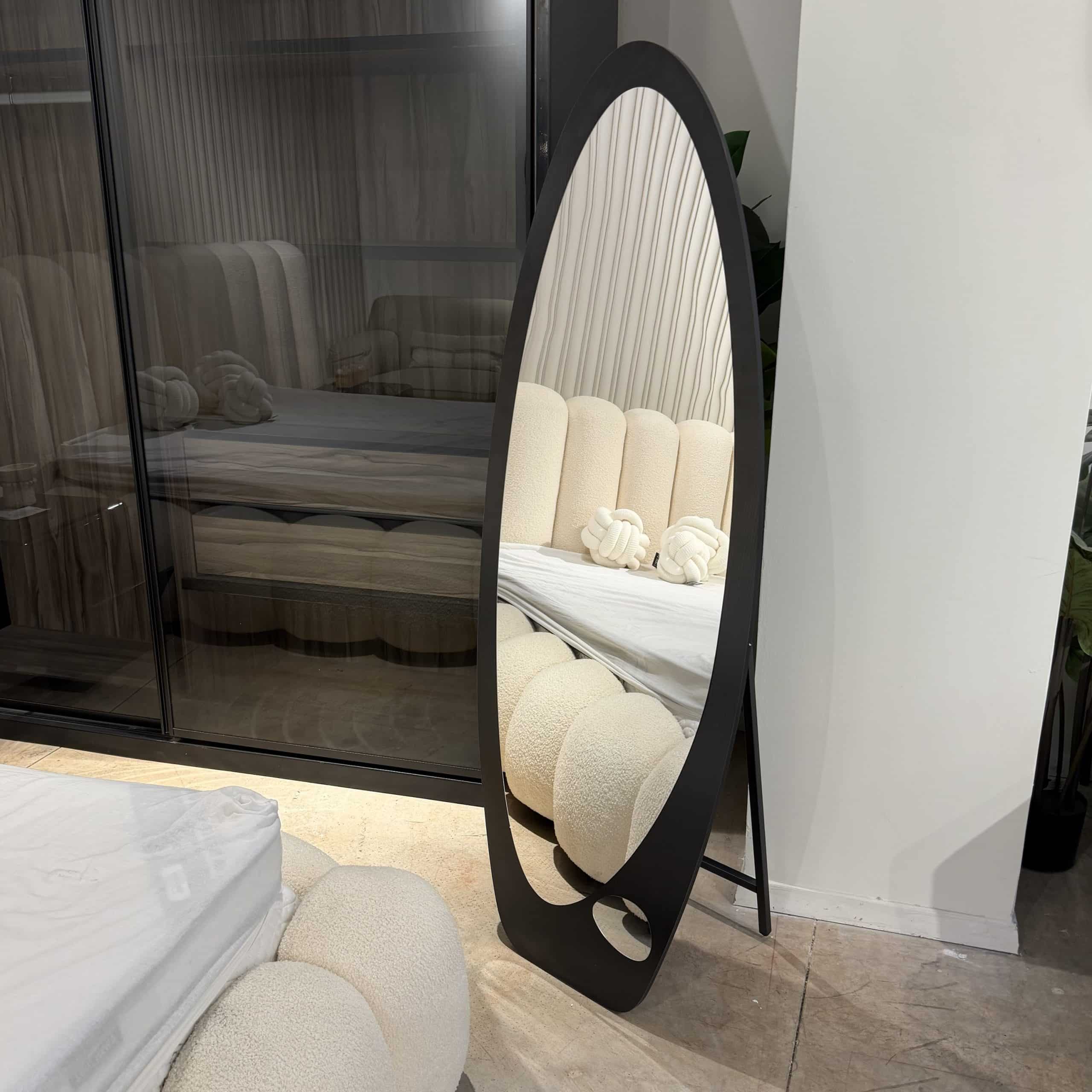 מראה מעוצבת אובאלית על רגל מסגרת שחורה 60/160 ס״מ דגם סופיה מראה מעוצבת אובאלית על רגל מסגרת שחורה 60/160 ס״מ דגם סופיה