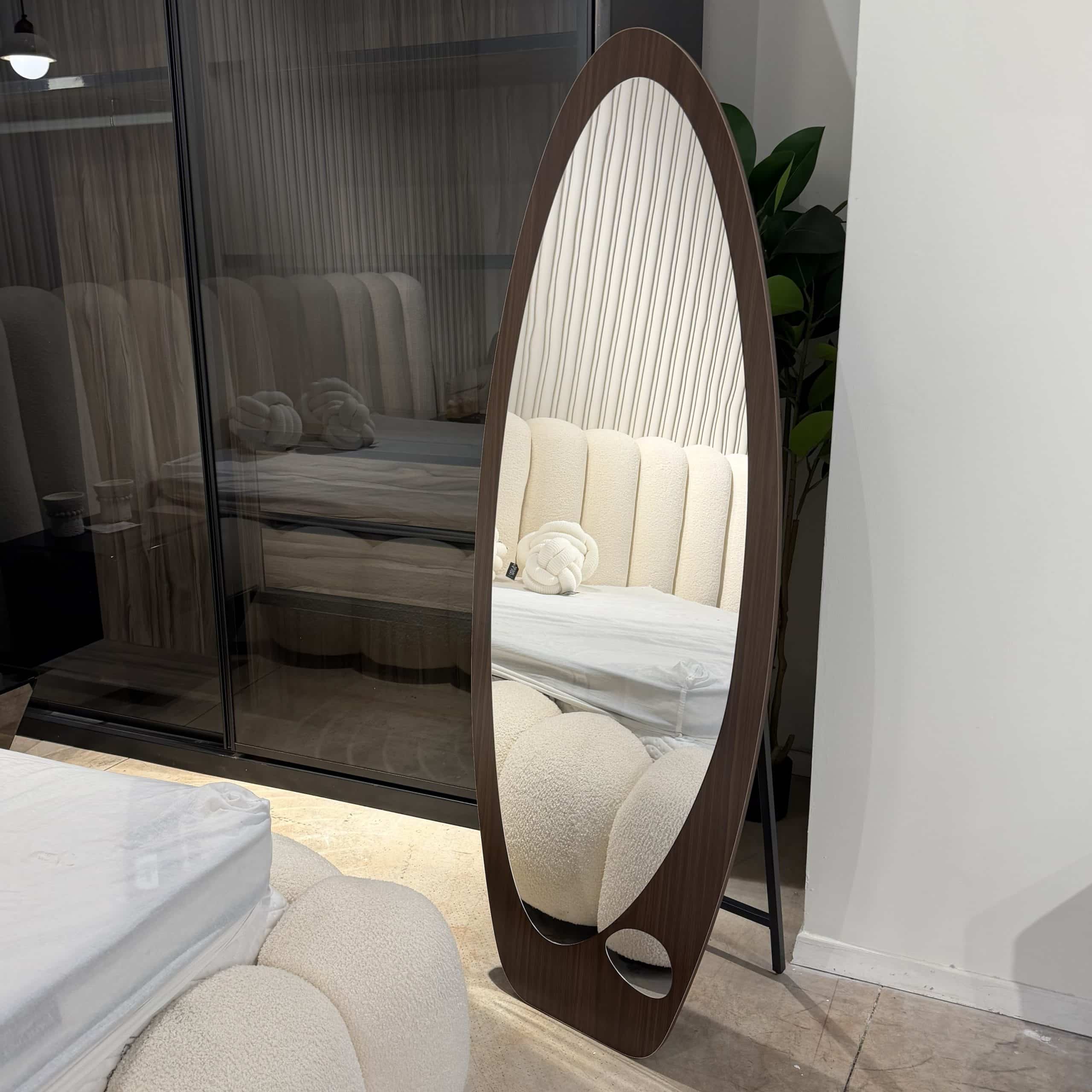 מראה מעוצבת אובאלית על רגל מסגרת גוון אגוז 60/160 ס״מ דגם סופיה מראה מעוצבת אובאלית על רגל מסגרת גוון אגוז 60/160 ס״מ דגם סופיה