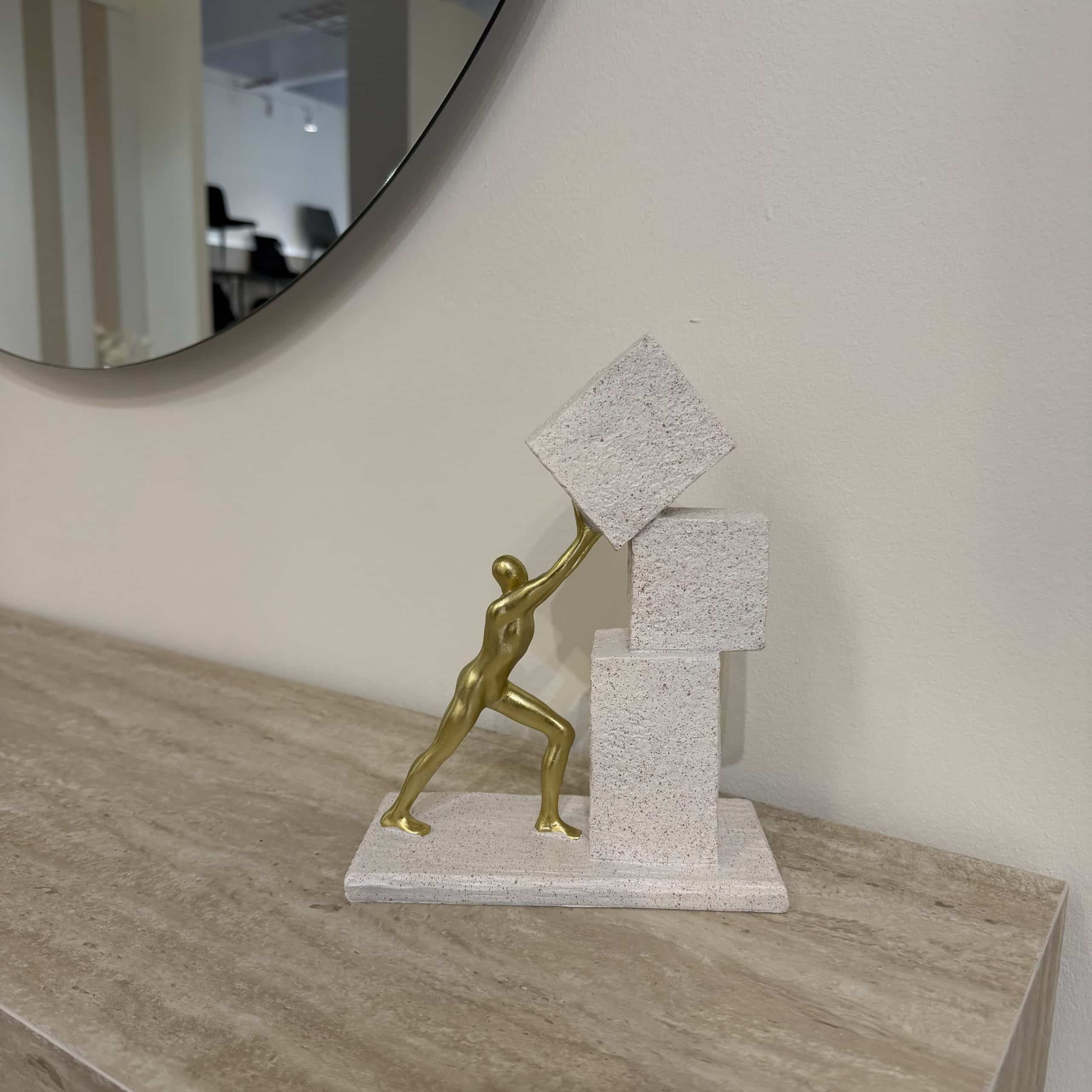 פסל דקורטיבי איש זהב מחזיק קוביות אבן 22 ס״מ דגם סופיה פסל דקורטיבי איש זהב מחזיק קוביות אבן 22 ס״מ דגם סופיה