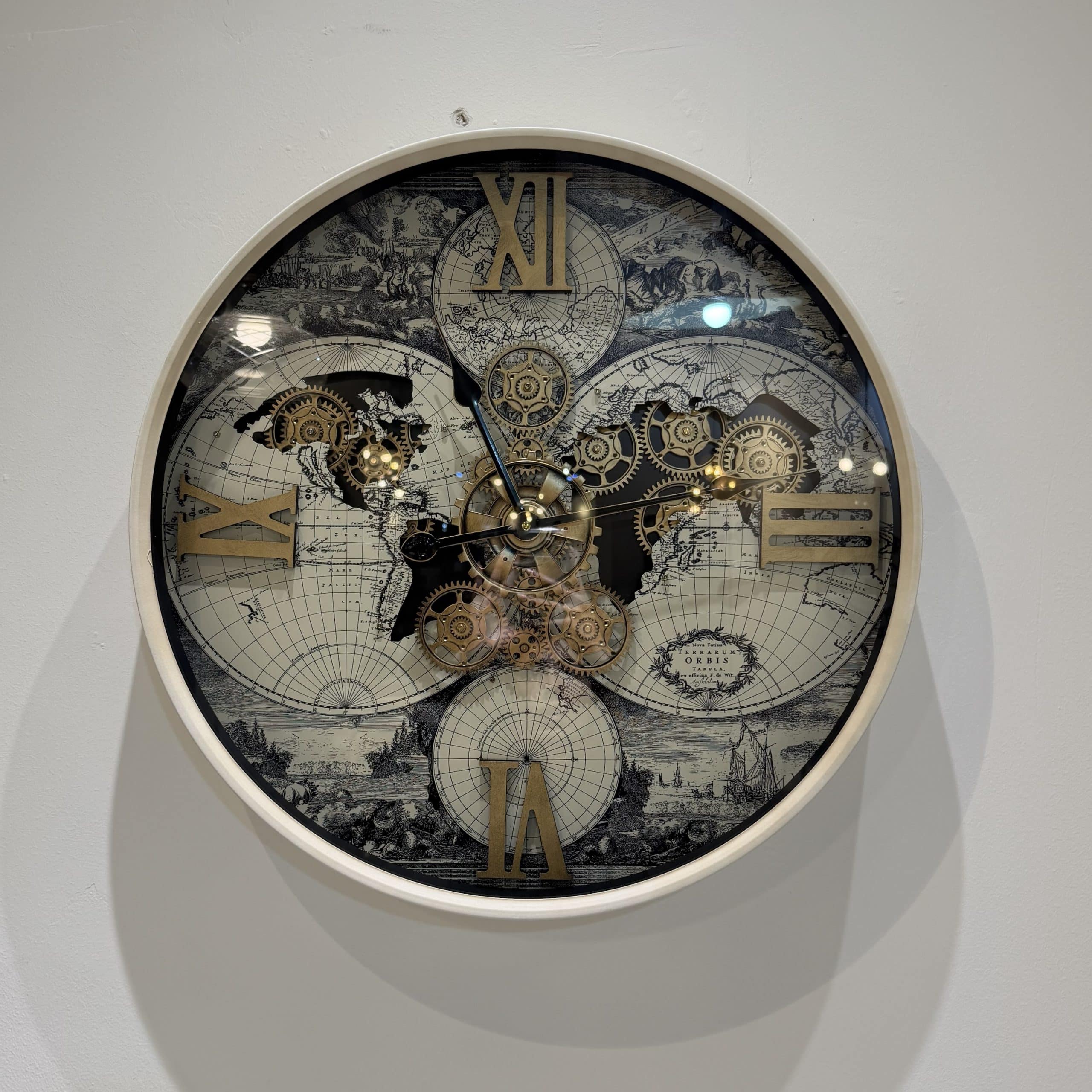 שעון יוקרתי מסגרת שמנת רקע גלובוסים מנגנונים זהב קוטר 60 ס״מ דגם סופיה שעון יוקרתי מסגרת שמנת רקע גלובוסים מנגנונים זהב קוטר 60 ס״מ דגם סופיה