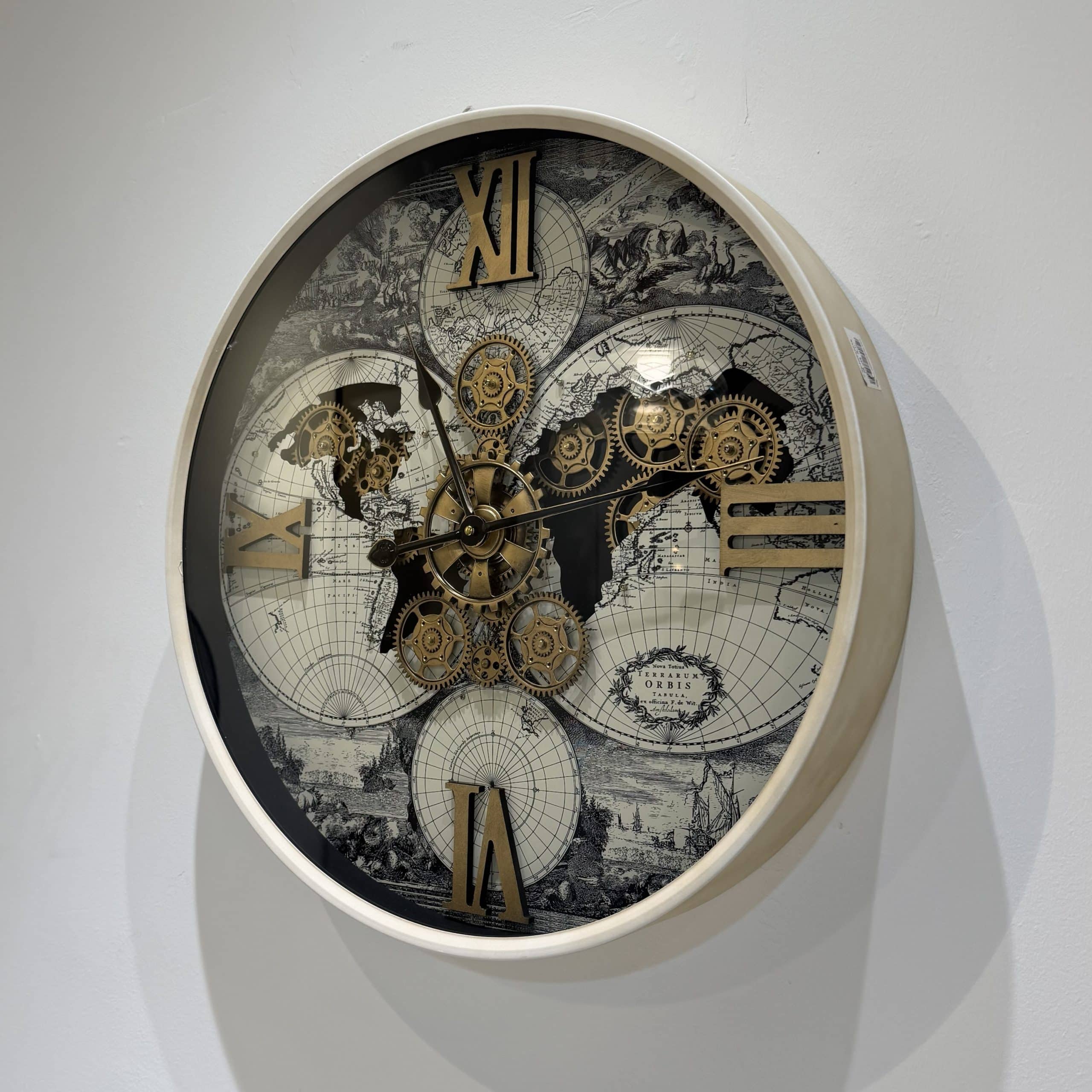 שעון יוקרתי מסגרת שמנת רקע גלובוסים מנגנונים זהב קוטר 60 ס״מ דגם סופיה שעון יוקרתי מסגרת שמנת רקע גלובוסים מנגנונים זהב קוטר 60 ס״מ דגם סופיה