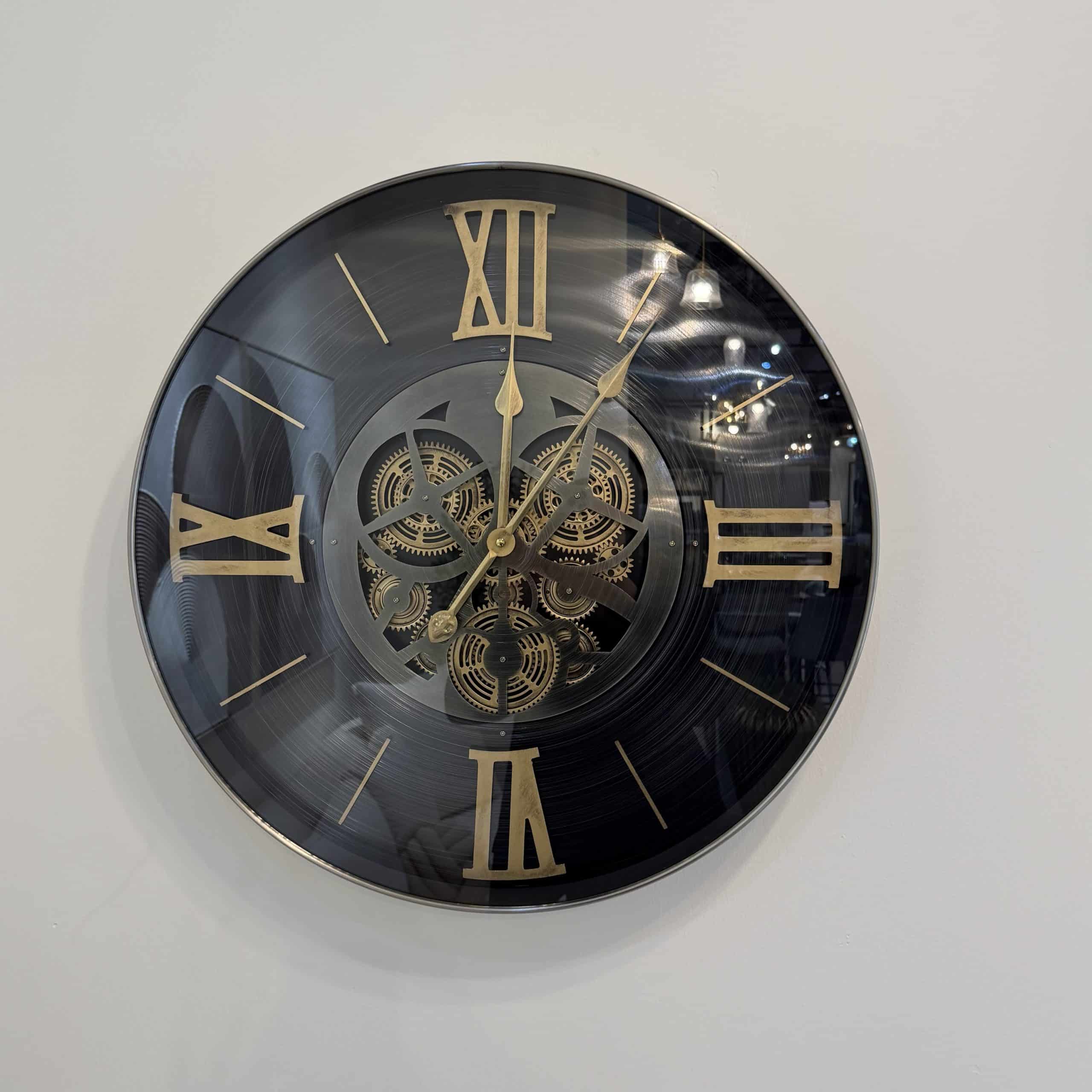 שעון יוקרתי שחור מספרים רומיים זהב גלגלי שיניים קוטר 60 ס״מ דגם סופיה שעון יוקרתי שחור מספרים רומיים זהב גלגלי שיניים קוטר 60 ס״מ דגם סופיה