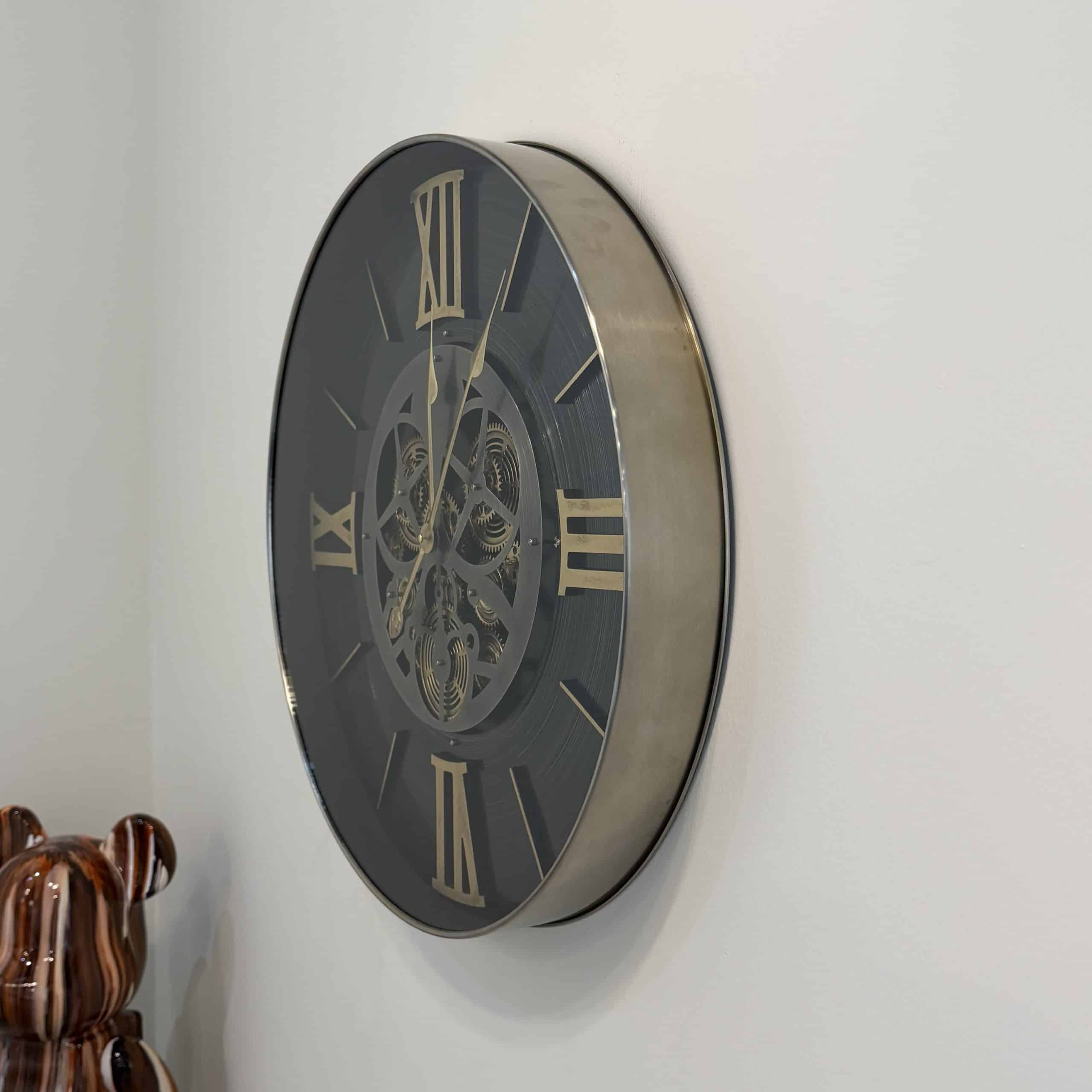 שעון יוקרתי שחור מספרים רומיים זהב גלגלי שיניים קוטר 60 ס״מ דגם סופיה שעון יוקרתי שחור מספרים רומיים זהב גלגלי שיניים קוטר 60 ס״מ דגם סופיה