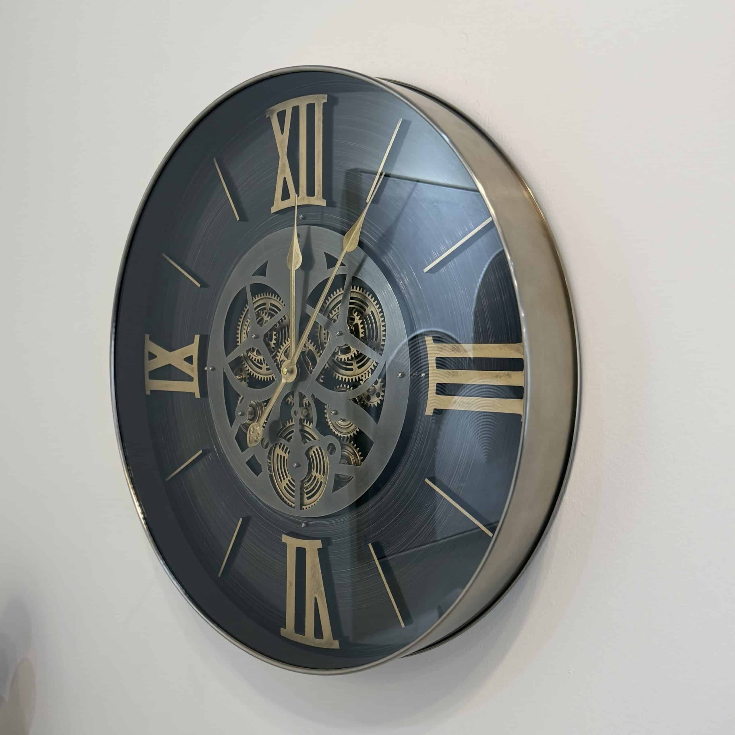 שעון יוקרתי שחור מספרים רומיים זהב גלגלי שיניים קוטר 60 ס״מ דגם סופיה שעון יוקרתי שחור מספרים רומיים זהב גלגלי שיניים קוטר 60 ס״מ דגם סופיה