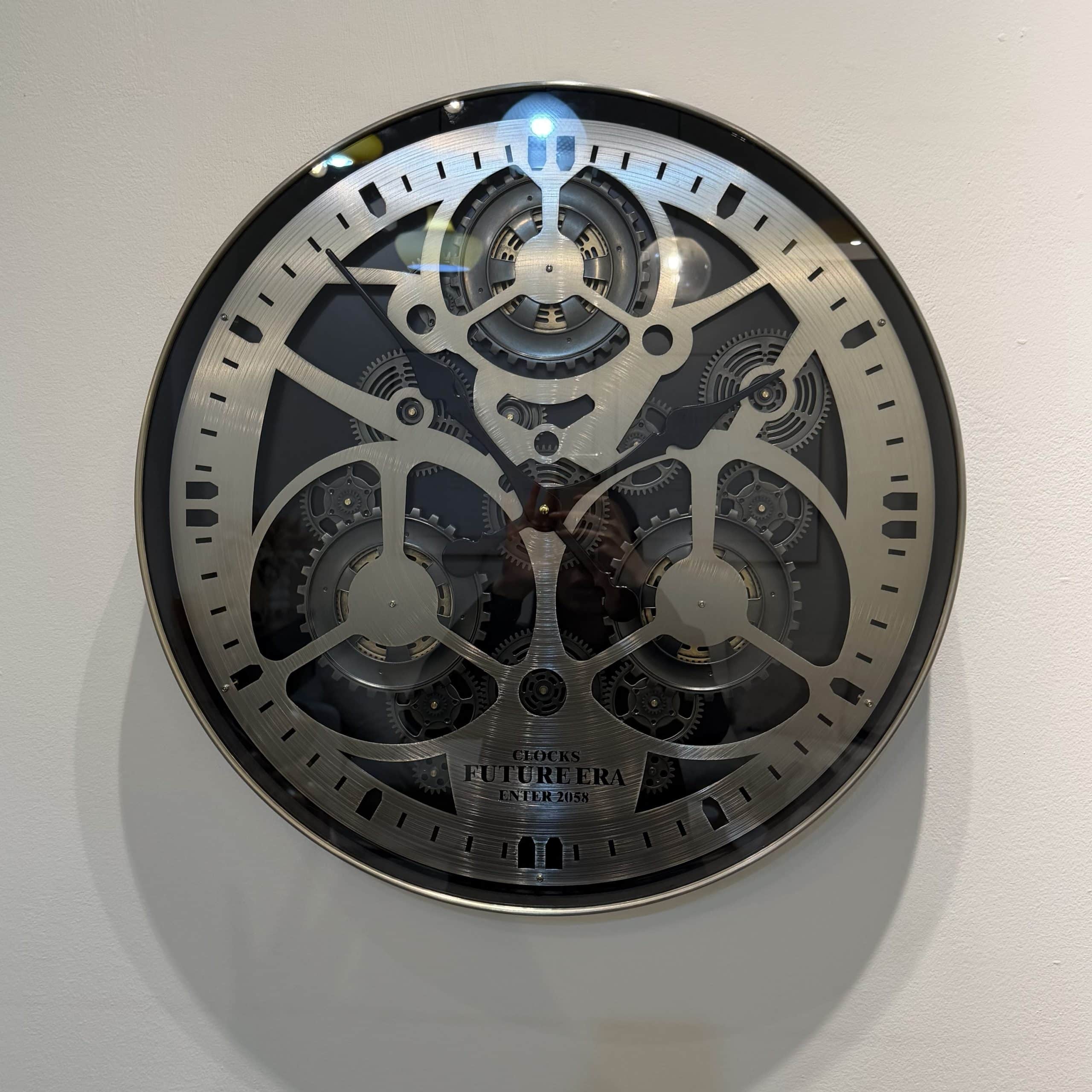 שעון יוקרתי הייטק כסוף מוברש מסגרת שחורה זכוכית קוטר 60 ס״מ דגם סופיה שעון יוקרתי הייטק כסוף מוברש מסגרת שחורה זכוכית קוטר 60 ס״מ דגם סופיה