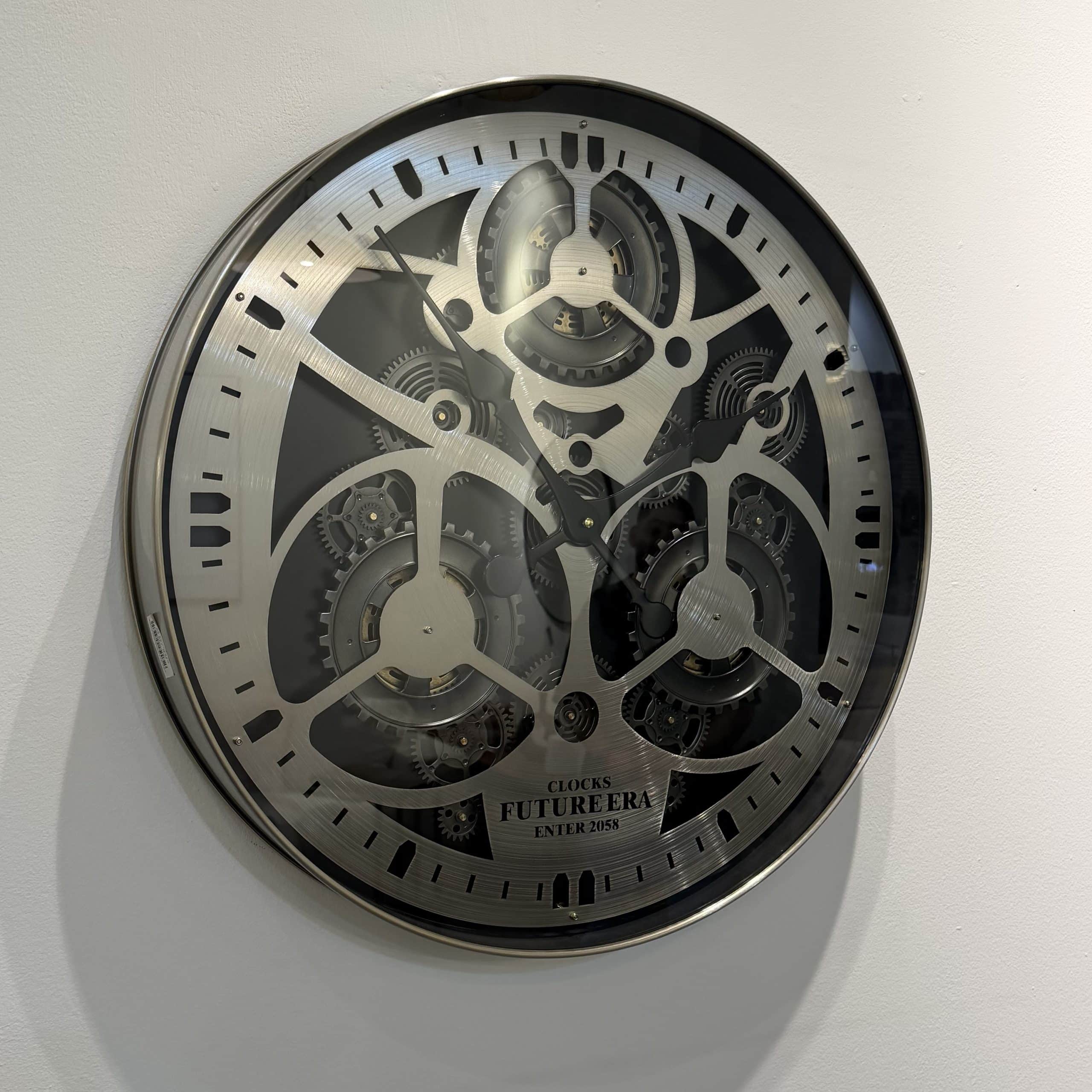 שעון יוקרתי הייטק כסוף מוברש מסגרת שחורה זכוכית קוטר 60 ס״מ דגם סופיה שעון יוקרתי הייטק כסוף מוברש מסגרת שחורה זכוכית קוטר 60 ס״מ דגם סופיה