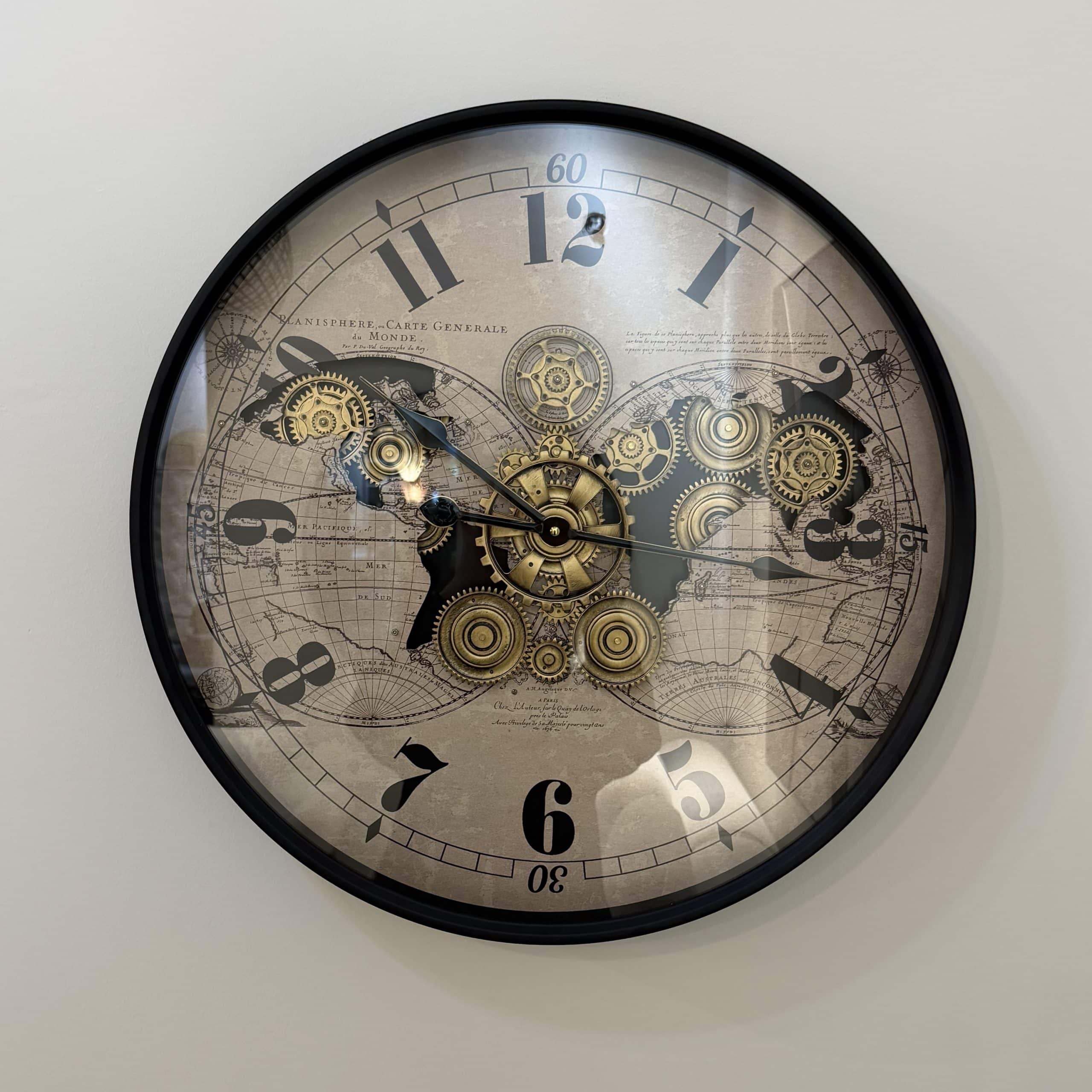שעון מעוצב מסגרת שחורה רקע גלובוסים גלגלי שיניים קוטר 60 ס״מ דגם סופיה שעון מעוצב מסגרת שחורה רקע גלובוסים גלגלי שיניים קוטר 60 ס״מ דגם סופיה