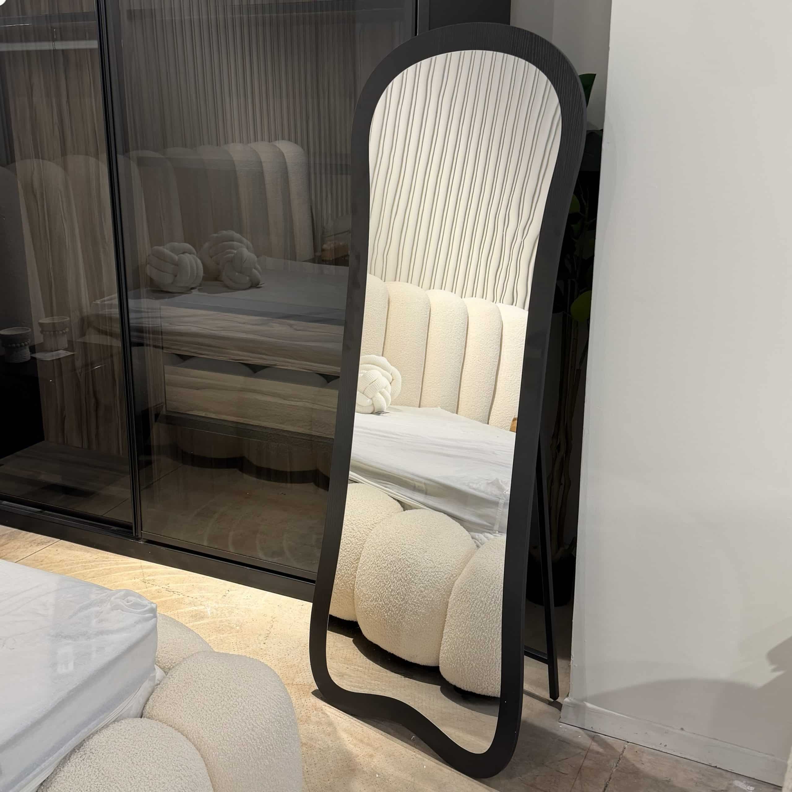 מראה מעוצבת ראש עגול על רגל מסגרת שחורה דגם סופיה מראה מעוצבת ראש עגול על רגל מסגרת שחורה דגם סופיה