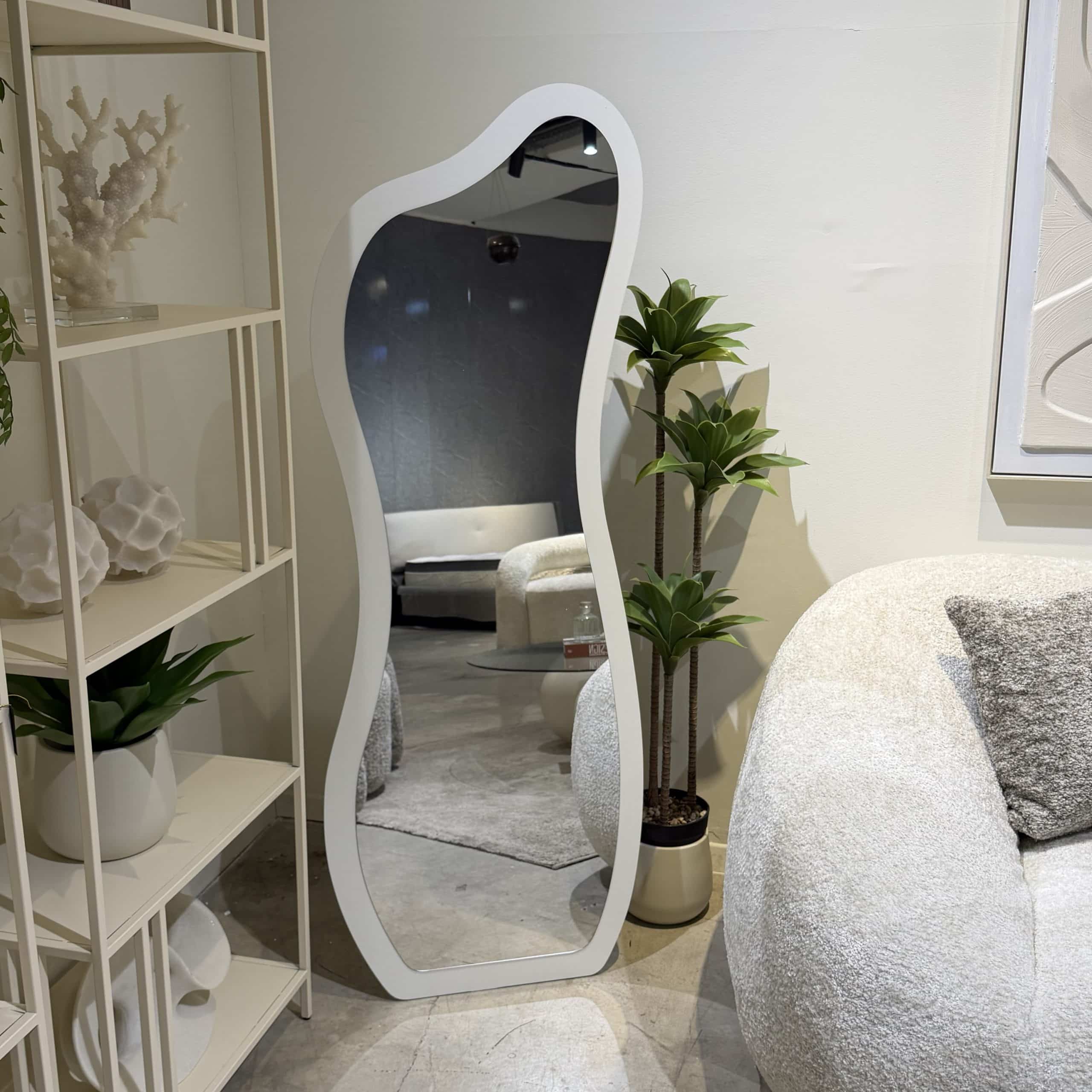 מראה מעוצבת אמורפית נוטה ימין על רגל מסגרת לבנה 60/160 סמ דגם סופיה מראה מעוצבת אמורפית נוטה ימין על רגל מסגרת לבנה 60/160 סמ דגם סופיה