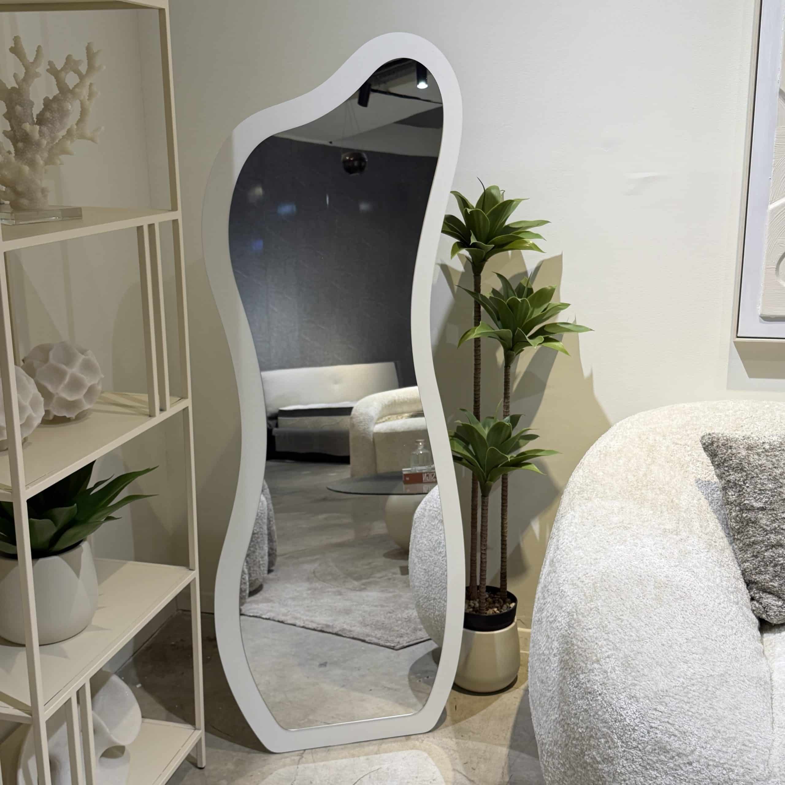 מראה מעוצבת אמורפית נוטה ימין על רגל מסגרת לבנה 60/160 סמ דגם סופיה מראה מעוצבת אמורפית נוטה ימין על רגל מסגרת לבנה 60/160 סמ דגם סופיה