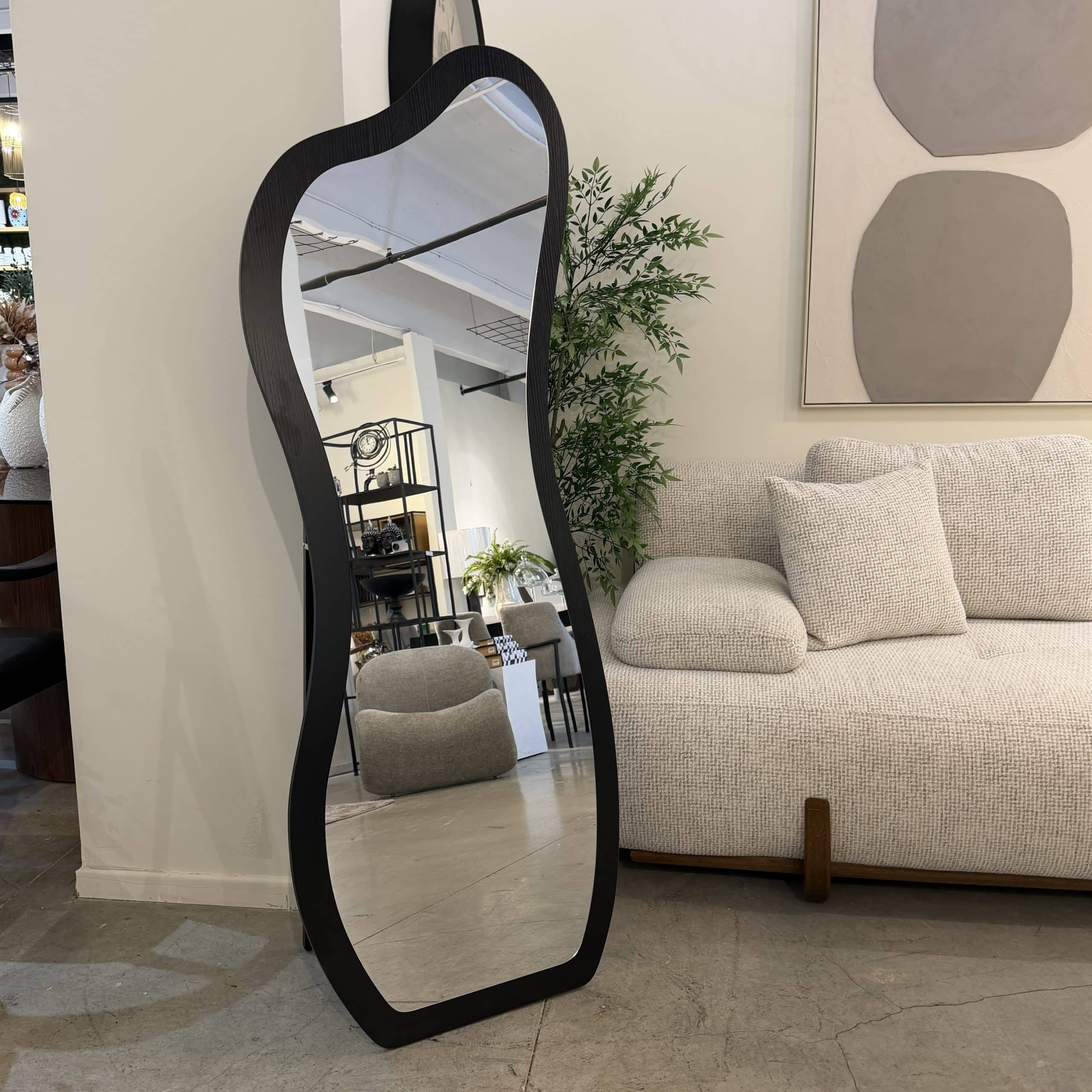 מראה מעוצבת אמורפית נוטה ימין על רגל מסגרת שחורה דגם סופיה מראה מעוצבת אמורפית נוטה ימין על רגל מסגרת שחורה דגם סופיה