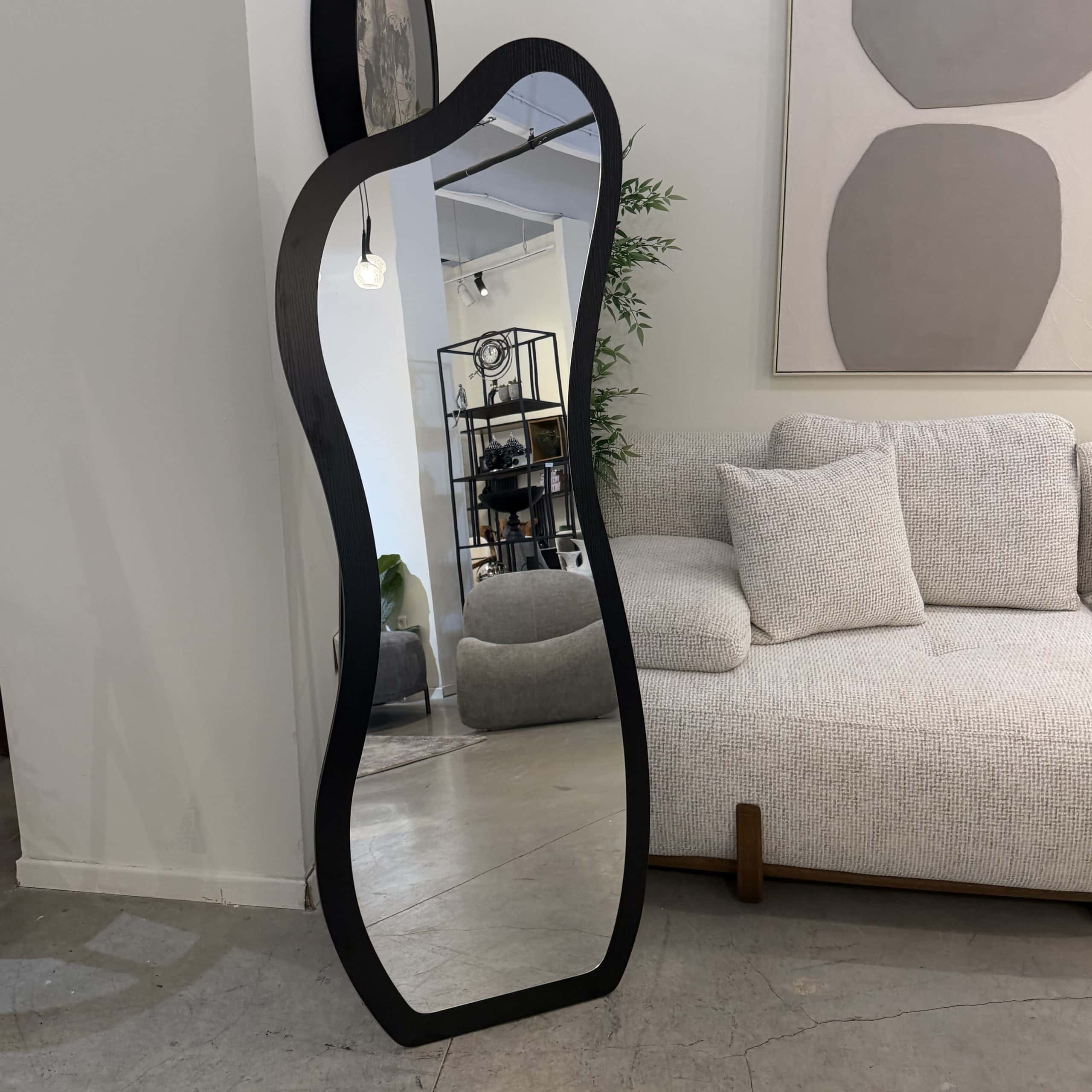 מראה מעוצבת אמורפית נוטה ימין על רגל מסגרת שחורה דגם סופיה מראה מעוצבת אמורפית נוטה ימין על רגל מסגרת שחורה דגם סופיה