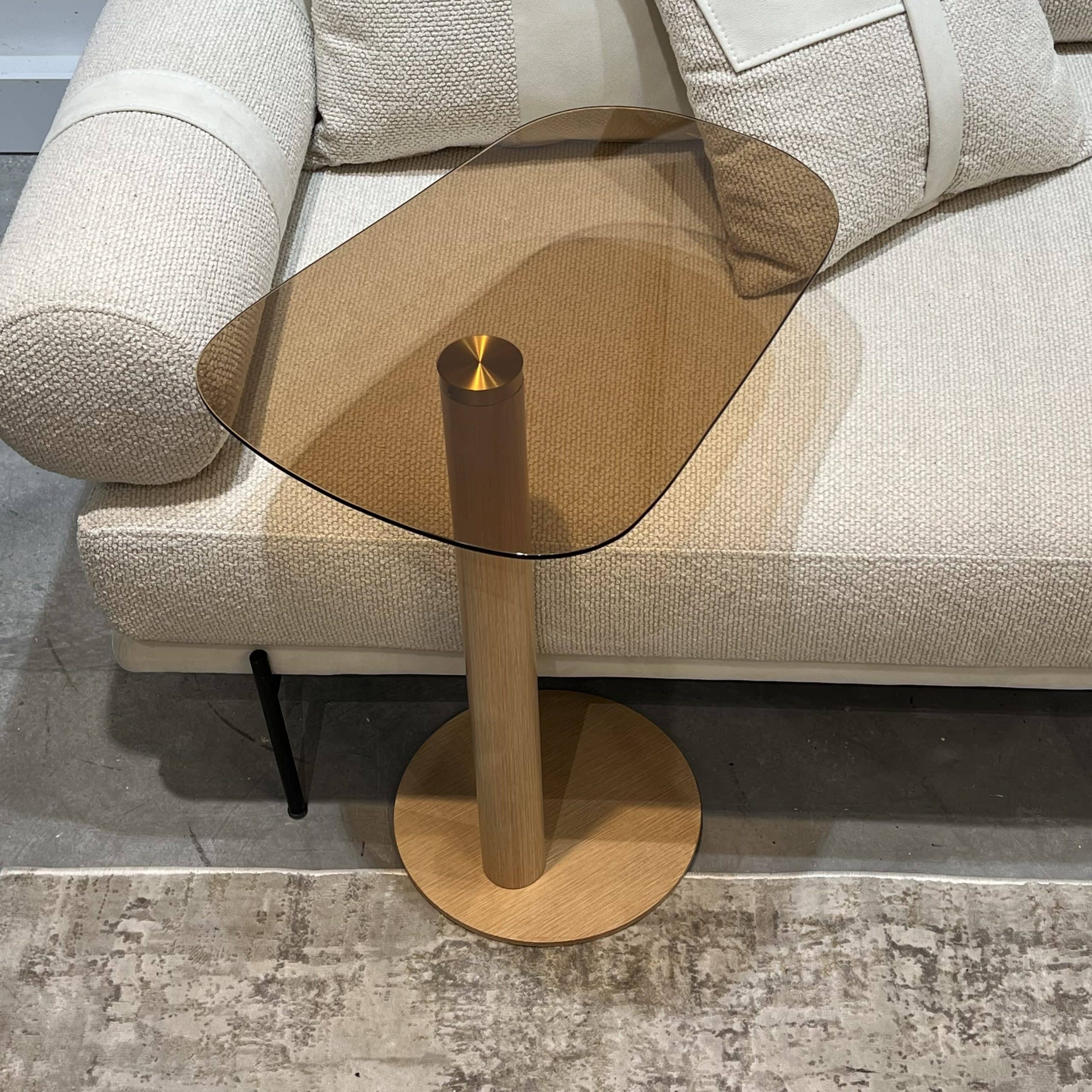 נשכן מעוצב טופ זכוכית כהה פינות מעוגלות רגל גוון אלון דגם סופיטל