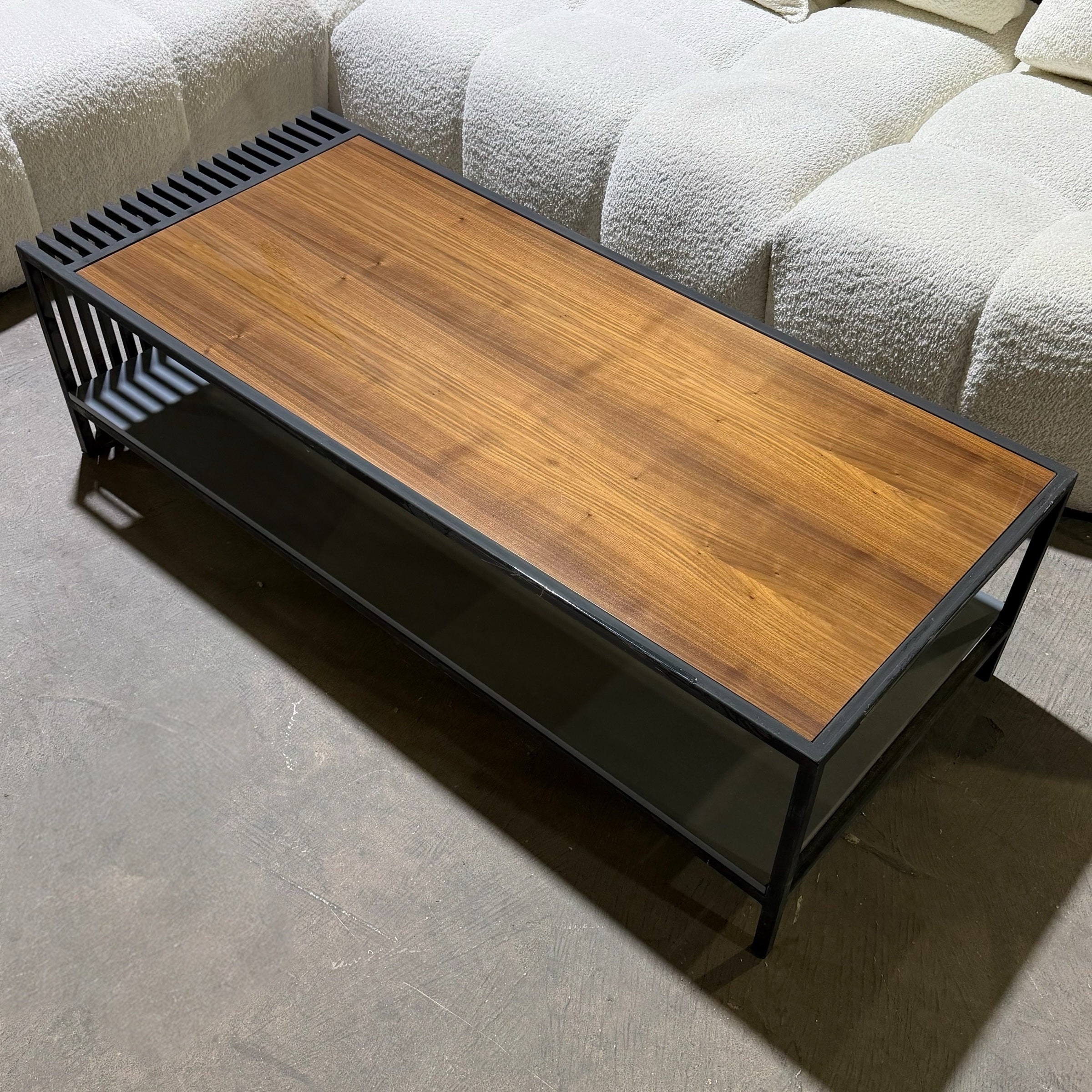 שולחן סלון מעוצב מלבני טופ אגוז מגש אפור בשילוב פסי מתכת - חיסול עודפים!!